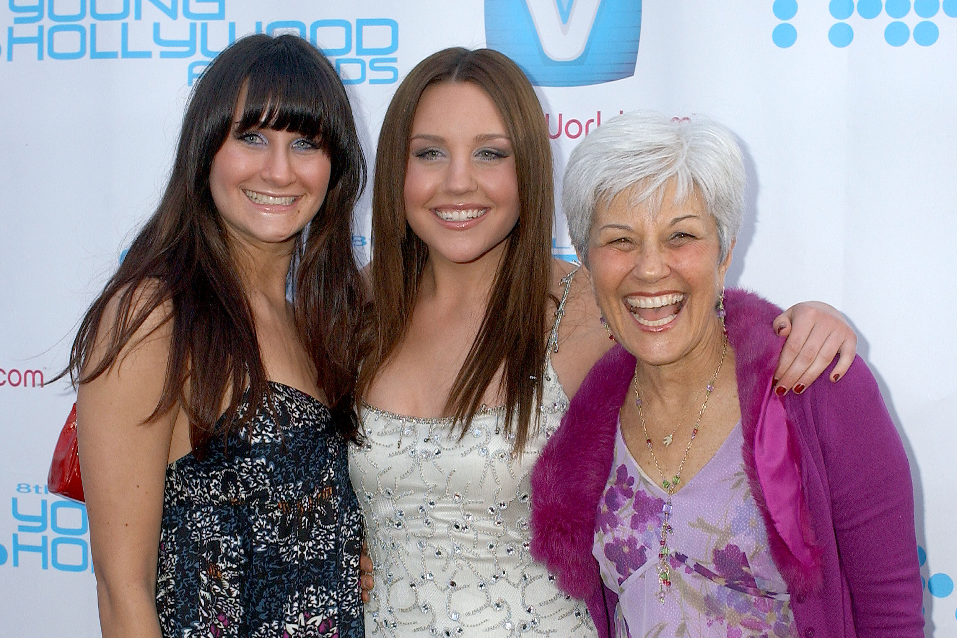 Amanda Bynes mit ihrer Schwester und ihrer Mutter bei den Movieline's Hollywood Life 8th Annual Young Hollywood Awards am 30. April 2006. | Quelle: Getty Images