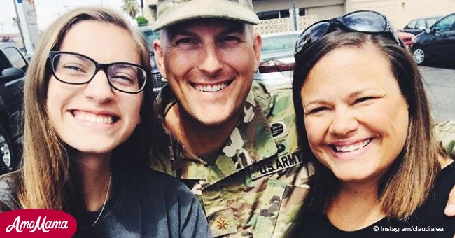 Ein Vater, der beim Militär war, überraschte seine Tochter bei ihrem Abschluss, indem er nach Hause kam
