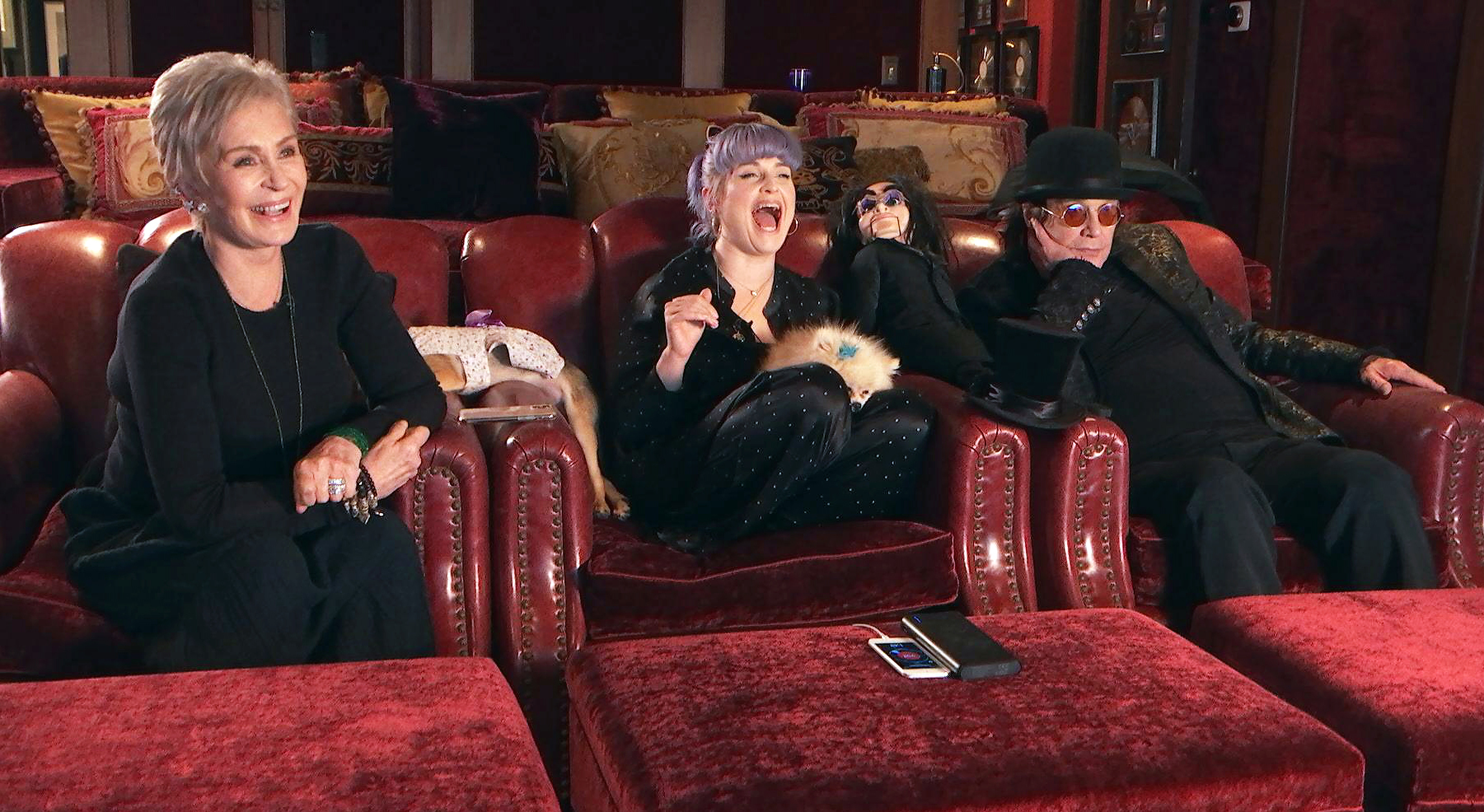 Sharon, Kelly und Ozzy Osbourne in der Serie "Celebrity Watch Party" | Quelle: Getty Images