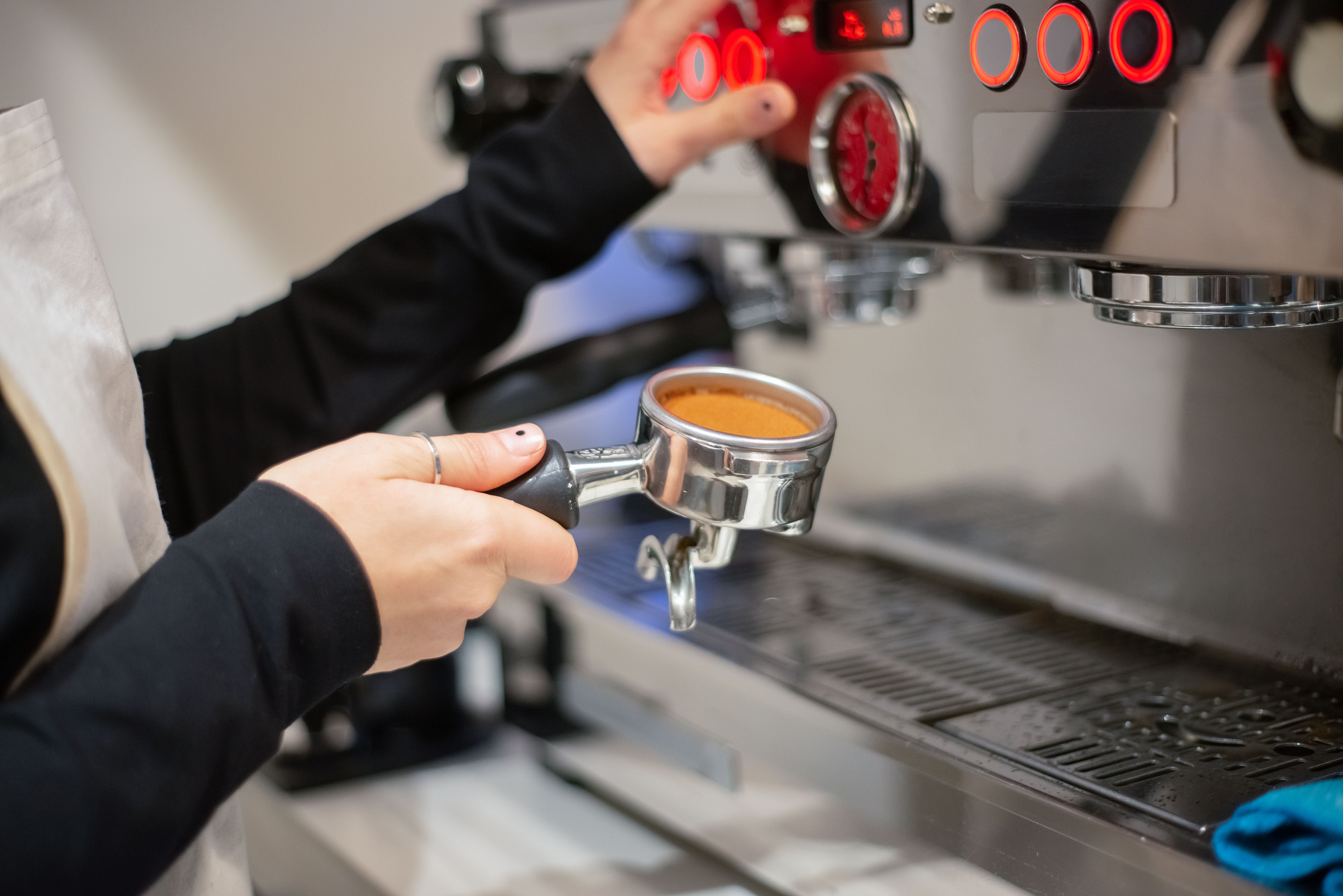 Eine Frau, die eine Espressomaschine benutzt | Quelle: Pexels