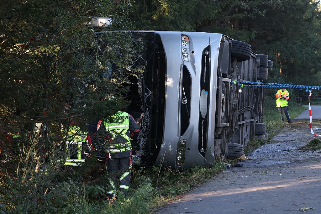 Schwerer Busunfall auf der A96 – Tote und Verletzte 27 September 2026, Bayern, Buchloe: Die Feuerwehr ist an der Unfallstelle nahe Buchloe-Ost im Einsatz, wo auf der A96 ein Reisebus umstürzte. Zwei Menschen wurden getötet und mehrere weitere verletzt, wie ein Polizeisprecher der Deutschen Presse-Agentur mitteilte. | Quelle: Getty Images