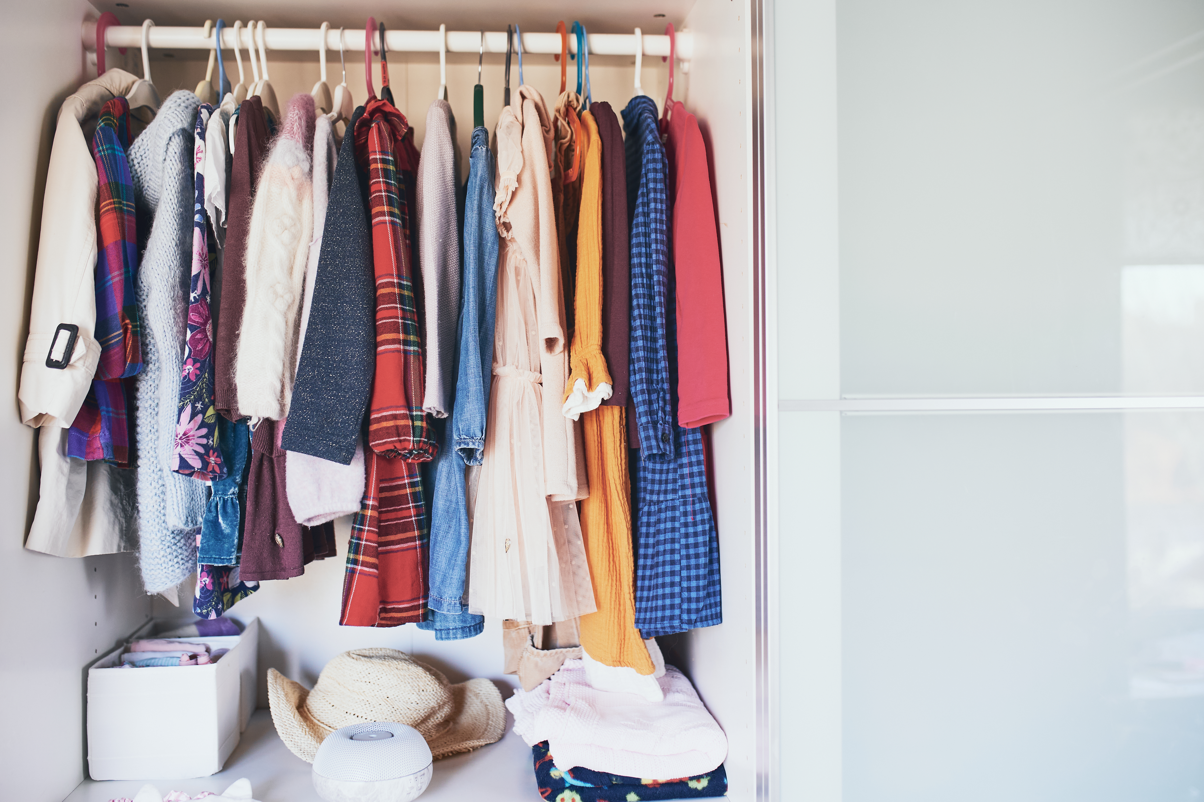 Mädchenkleidung im Kleiderschrank | Quelle: Getty Images