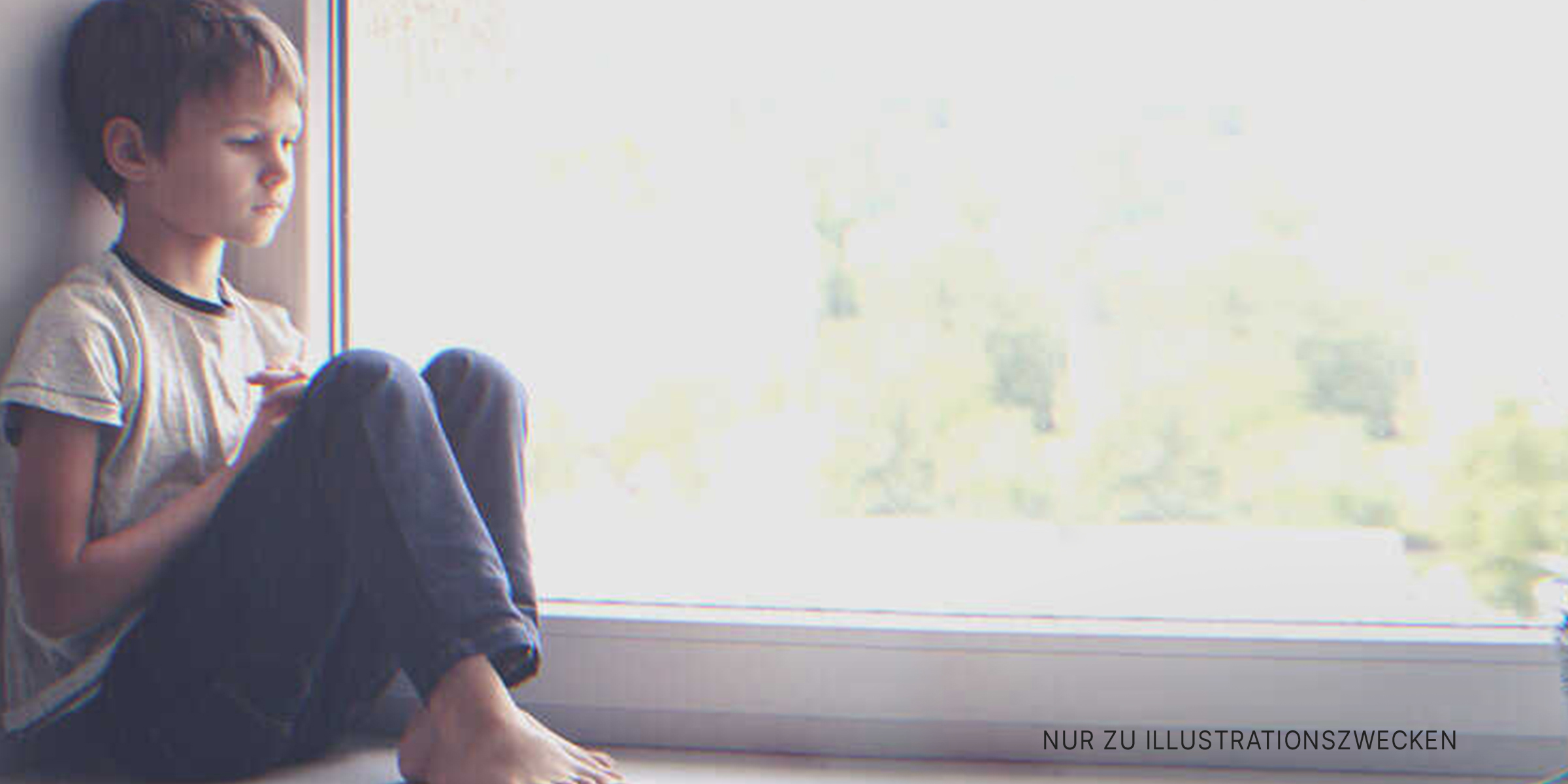Junge am Fenster | Quelle: Shutterstock