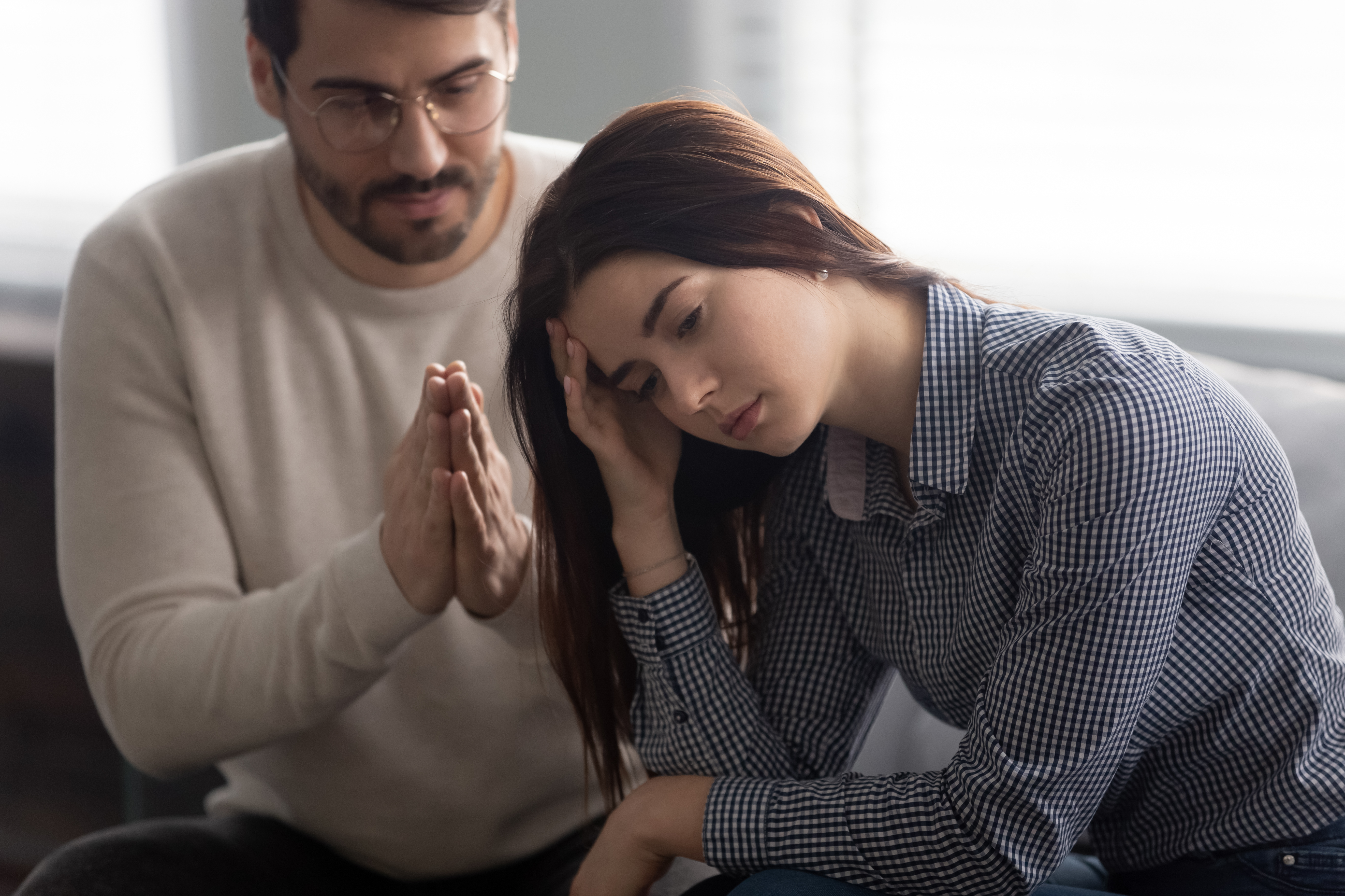 Ein Ehemann entschuldigt sich bei seiner depressiven Frau | Quelle: Shutterstock