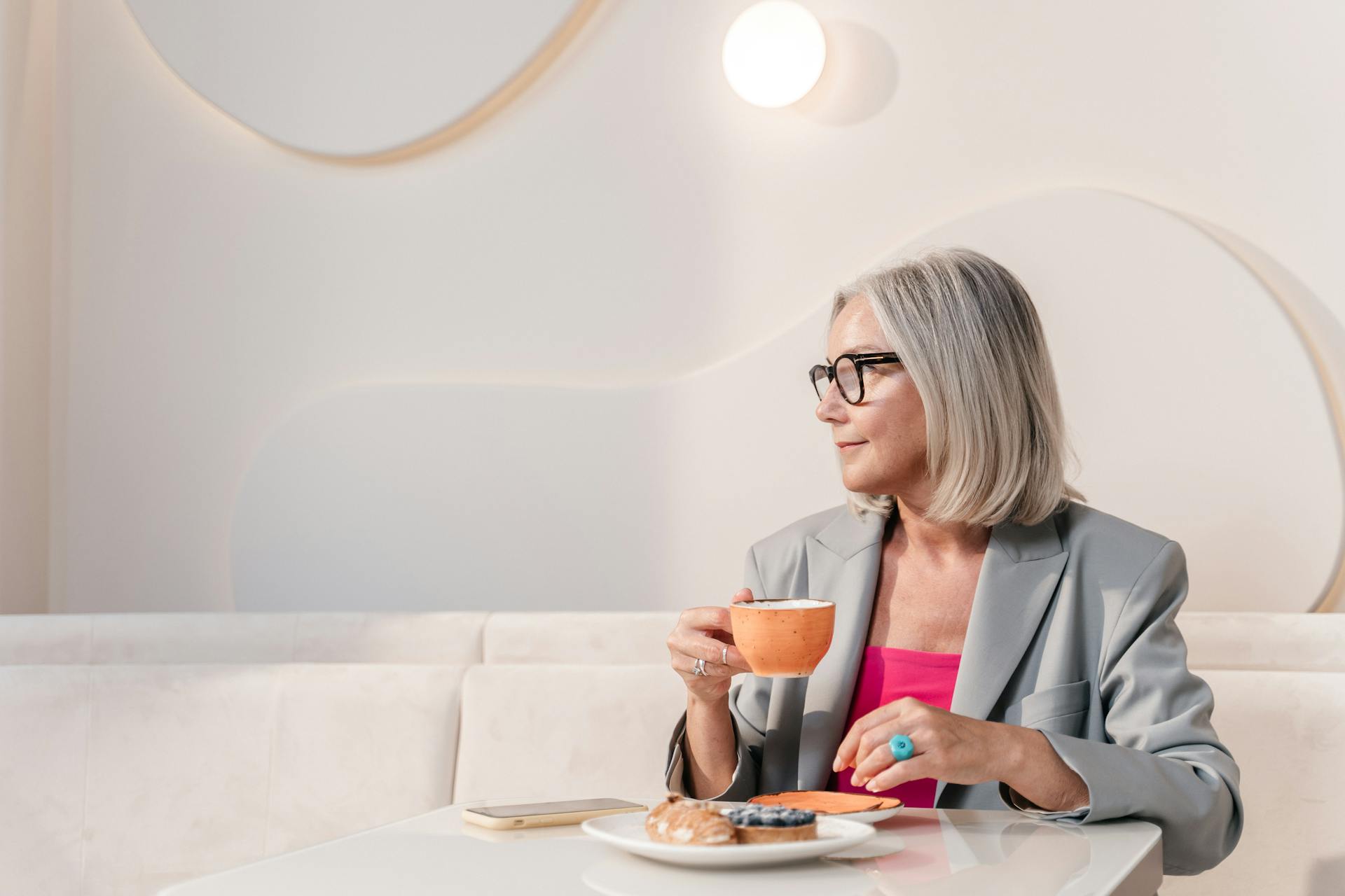 Eine Frau, die in einem Café zur Seite blickt | Quelle: Pexels