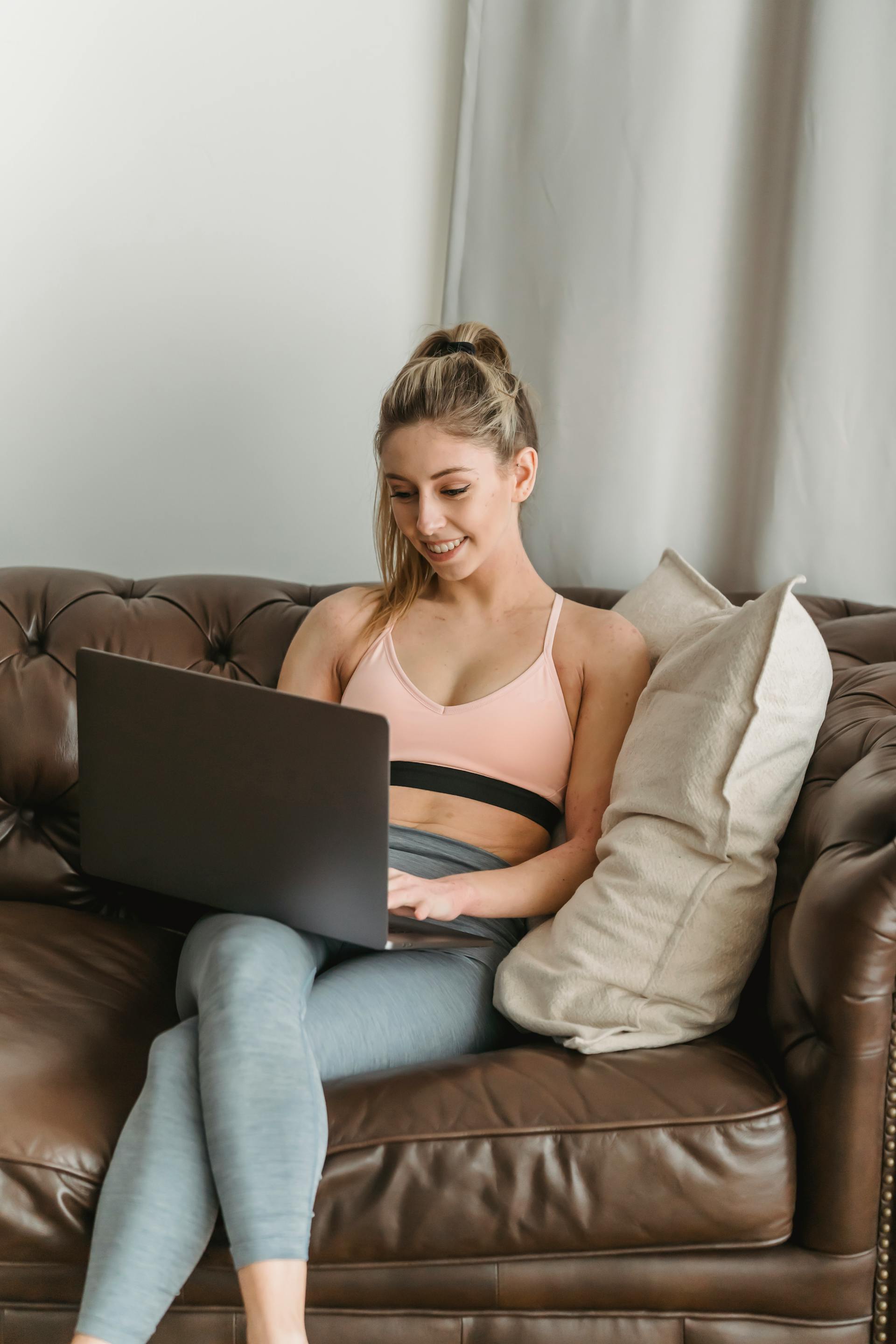 Eine Frau entspannt sich in ihrem Haus | Quelle: Pexels