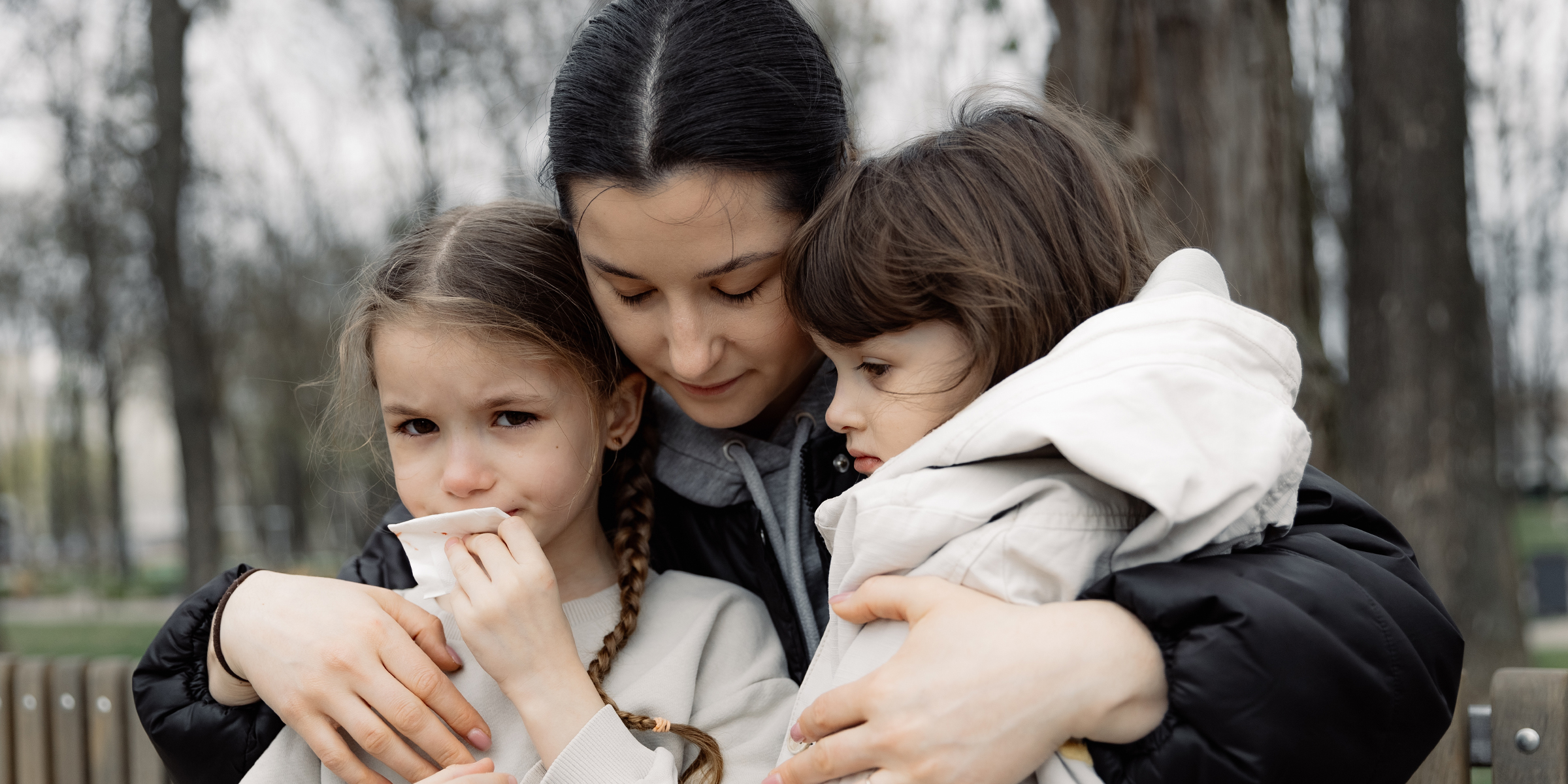 Eine Frau und zwei Mädchen | Quelle: Shutterstock