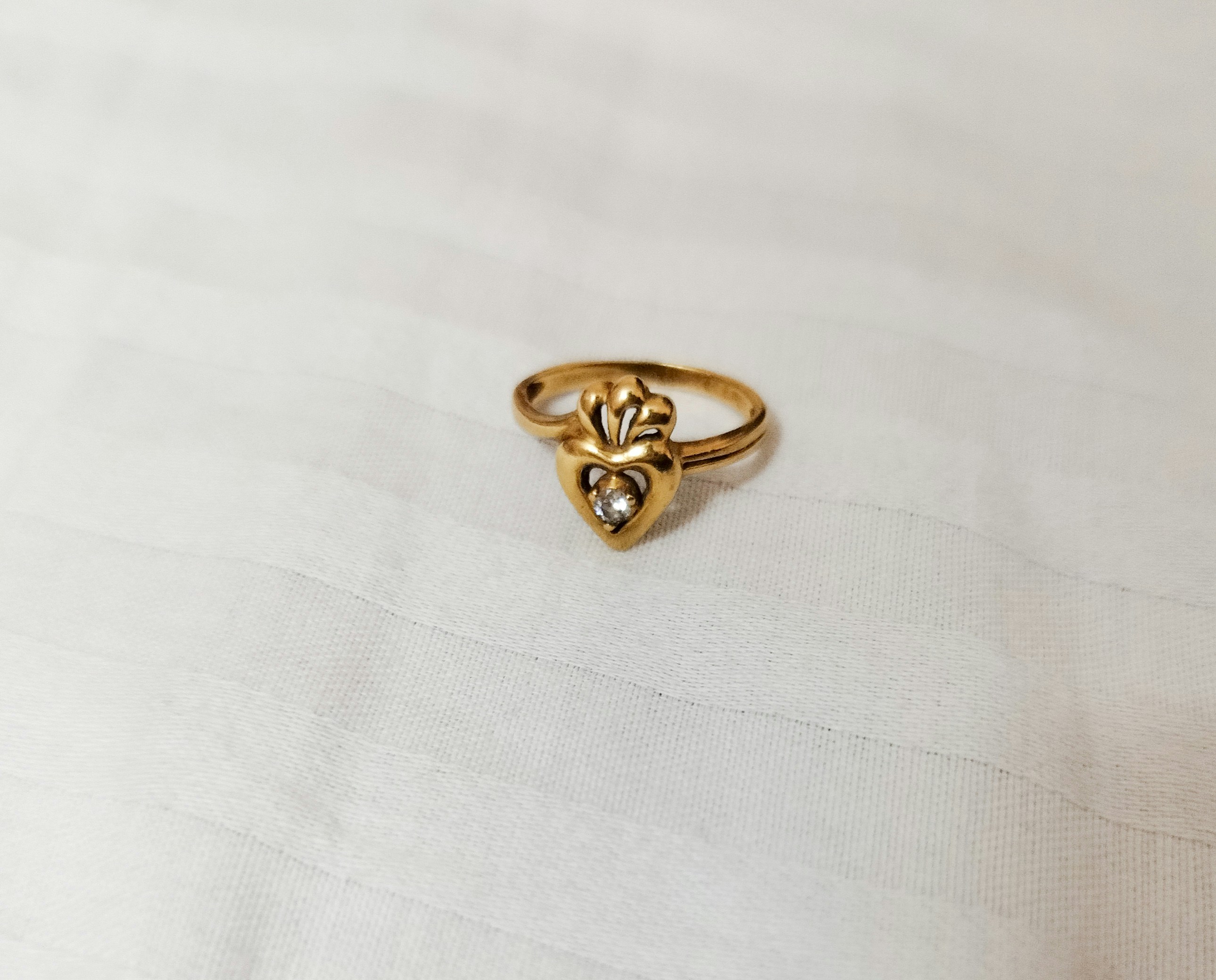 Ein goldener Ring | Quelle: Unsplash