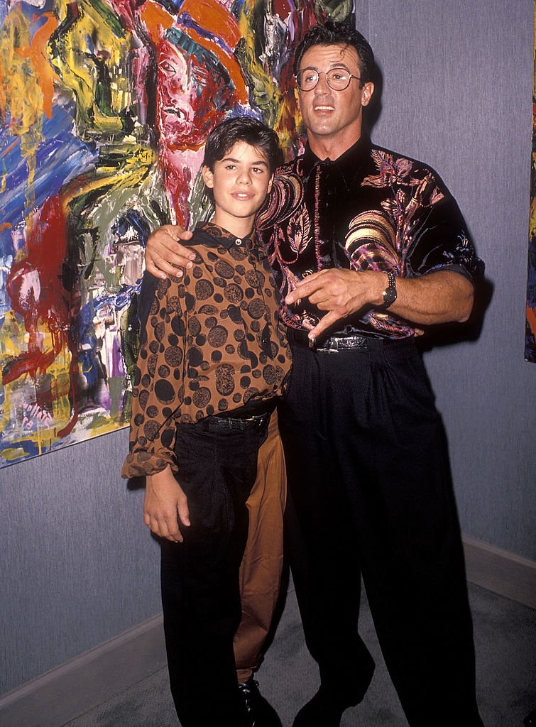 Sylvester und Sage Stallone am 10. September 1990 in den Hanson Galleries in Beverly Hills, Kalifornien | Quelle: Getty Images
