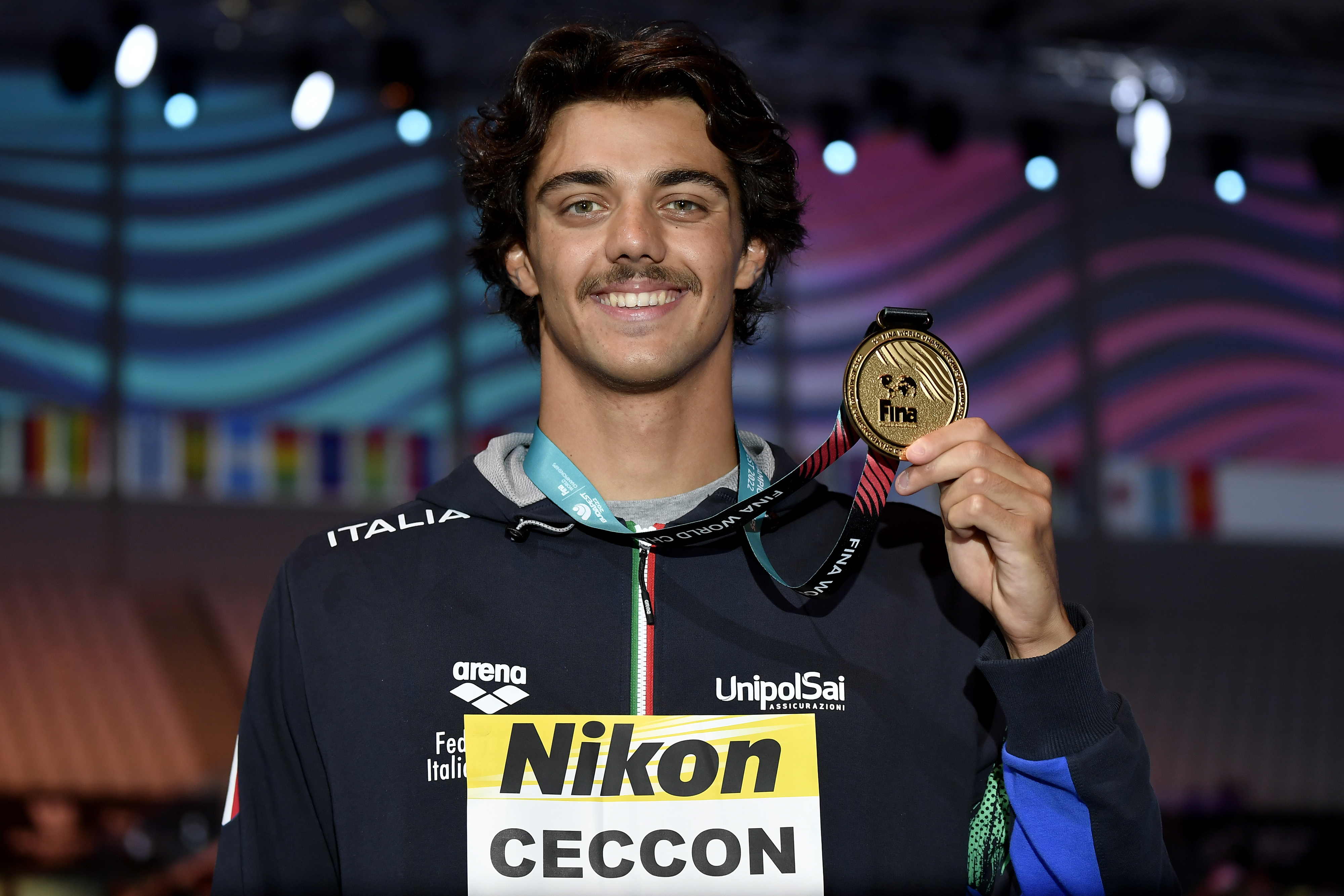 Thomas Ceccon posiert für ein Foto mit seiner Medaille nach dem 100-m-Freistil-Finale der Männer bei den 19. FINA-Weltmeisterschaften in Budapest, Ungarn am 20. Juni 2022 | Quelle: Getty Images