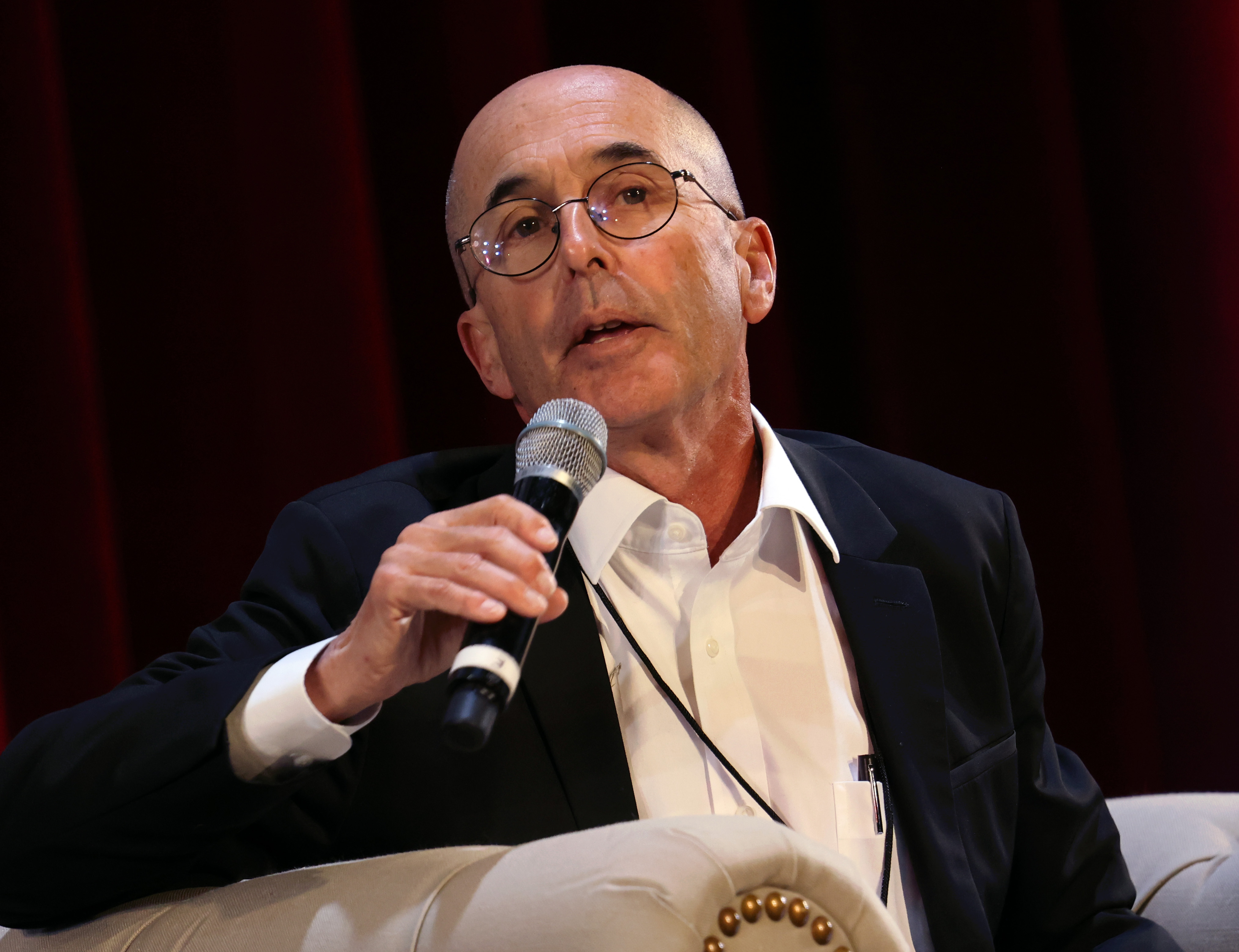 Don Winslow spricht auf der Bühne des Los Angeles Times Festival of Books in Los Angeles, Kalifornien, am 24. April 2022. | Quelle: Getty Images