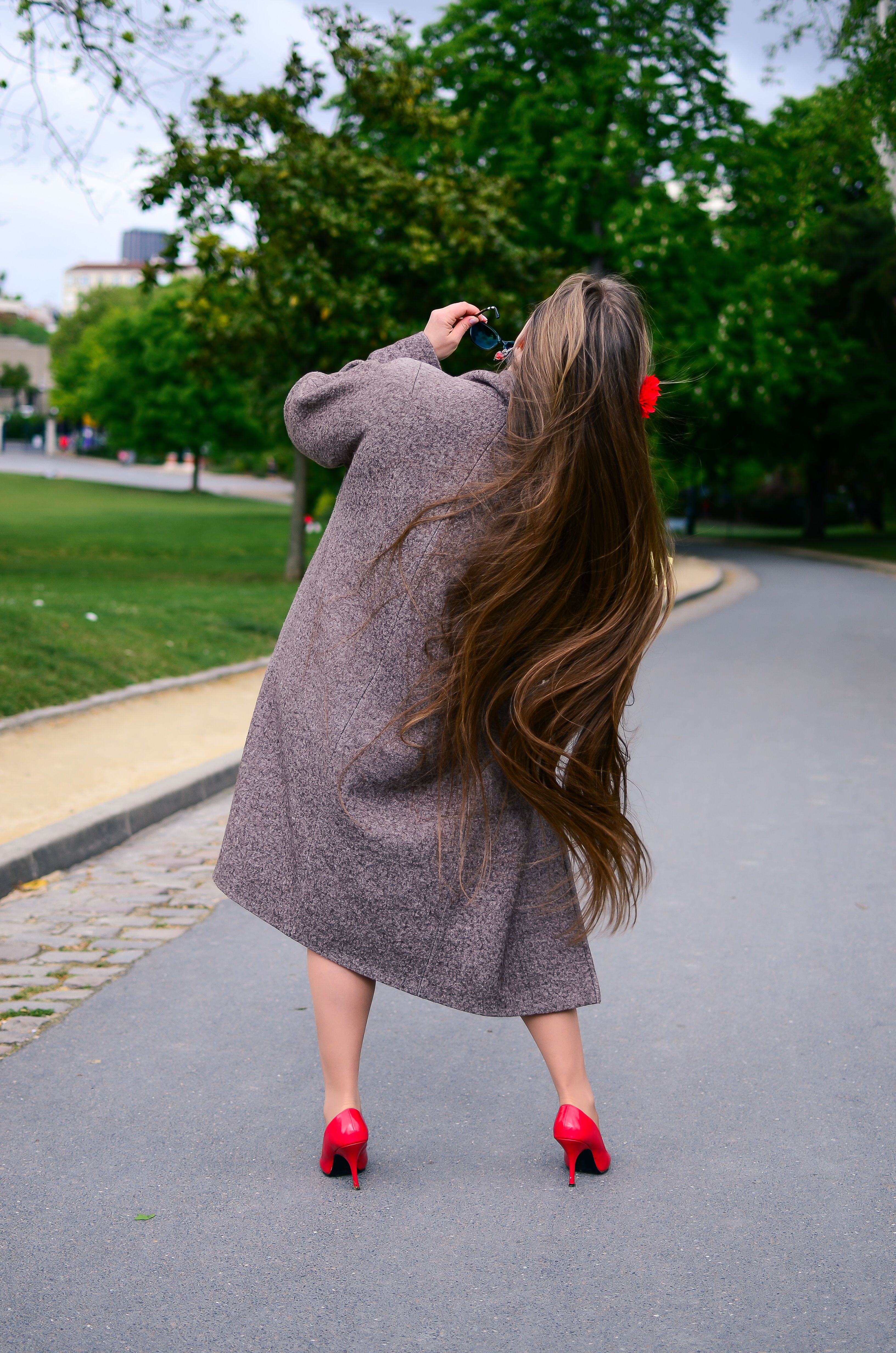 Eine Rückansicht einer Frau mit extrem langem brünetten Haar | Quelle: Shutterstock