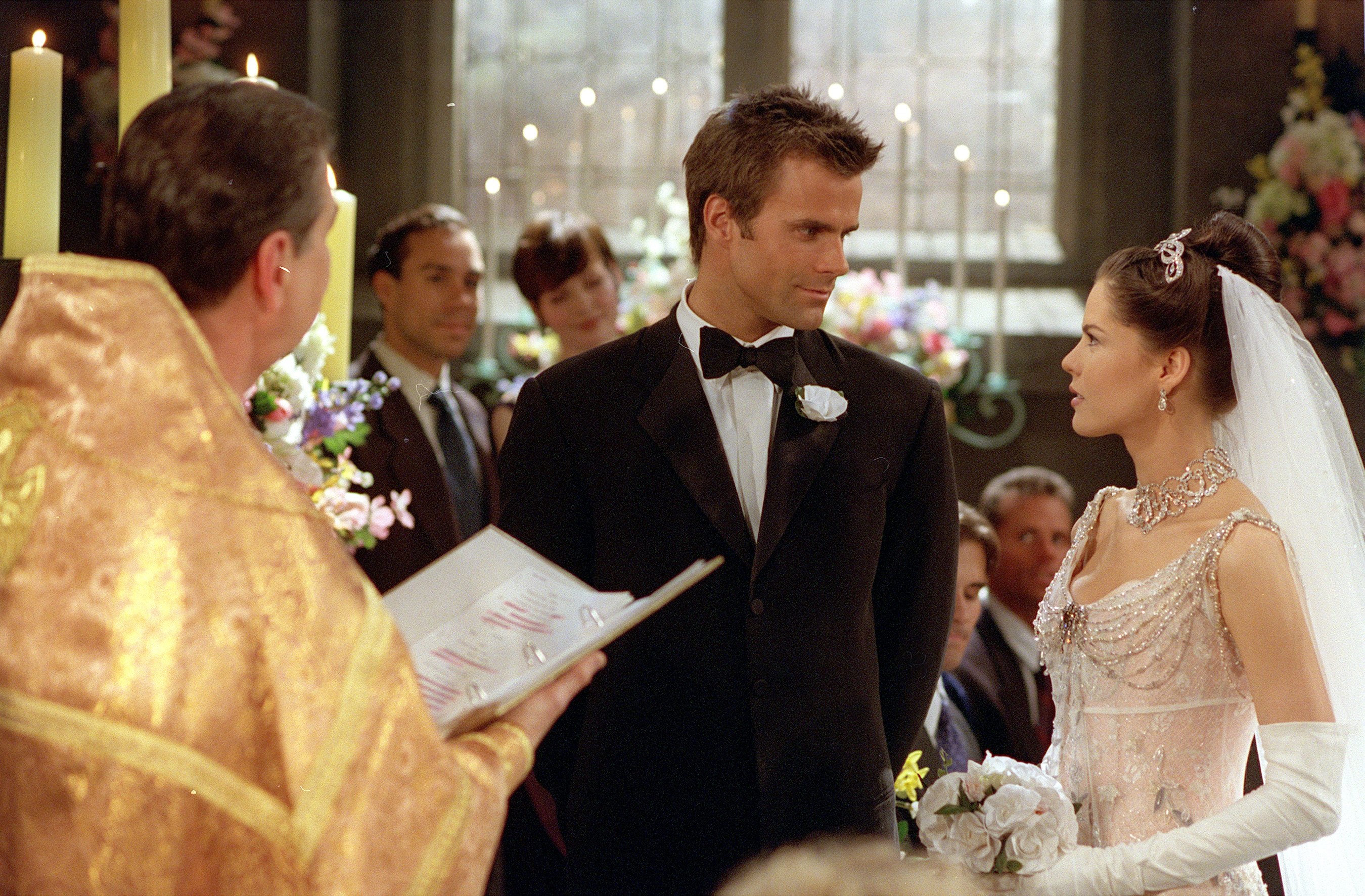 Cameron Mathison als Ryan Lavery und Esta TerBlanche als Gillian Andrassy in einer Hochzeitsszene aus "All My Children" im April 2001 | Quelle: Getty Images