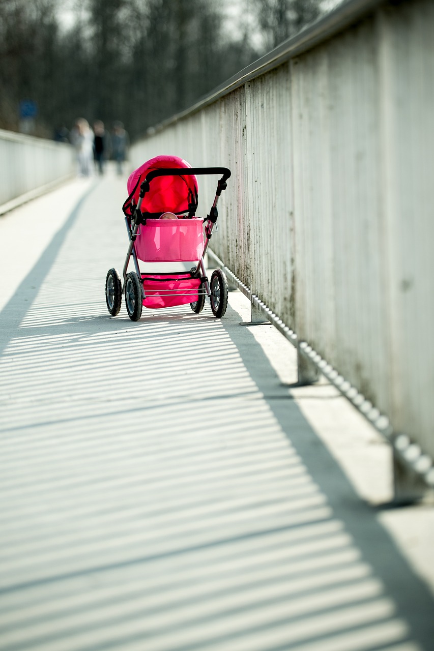 Ein Kinderwagen am Straßenrand | Quelle: Pixabay