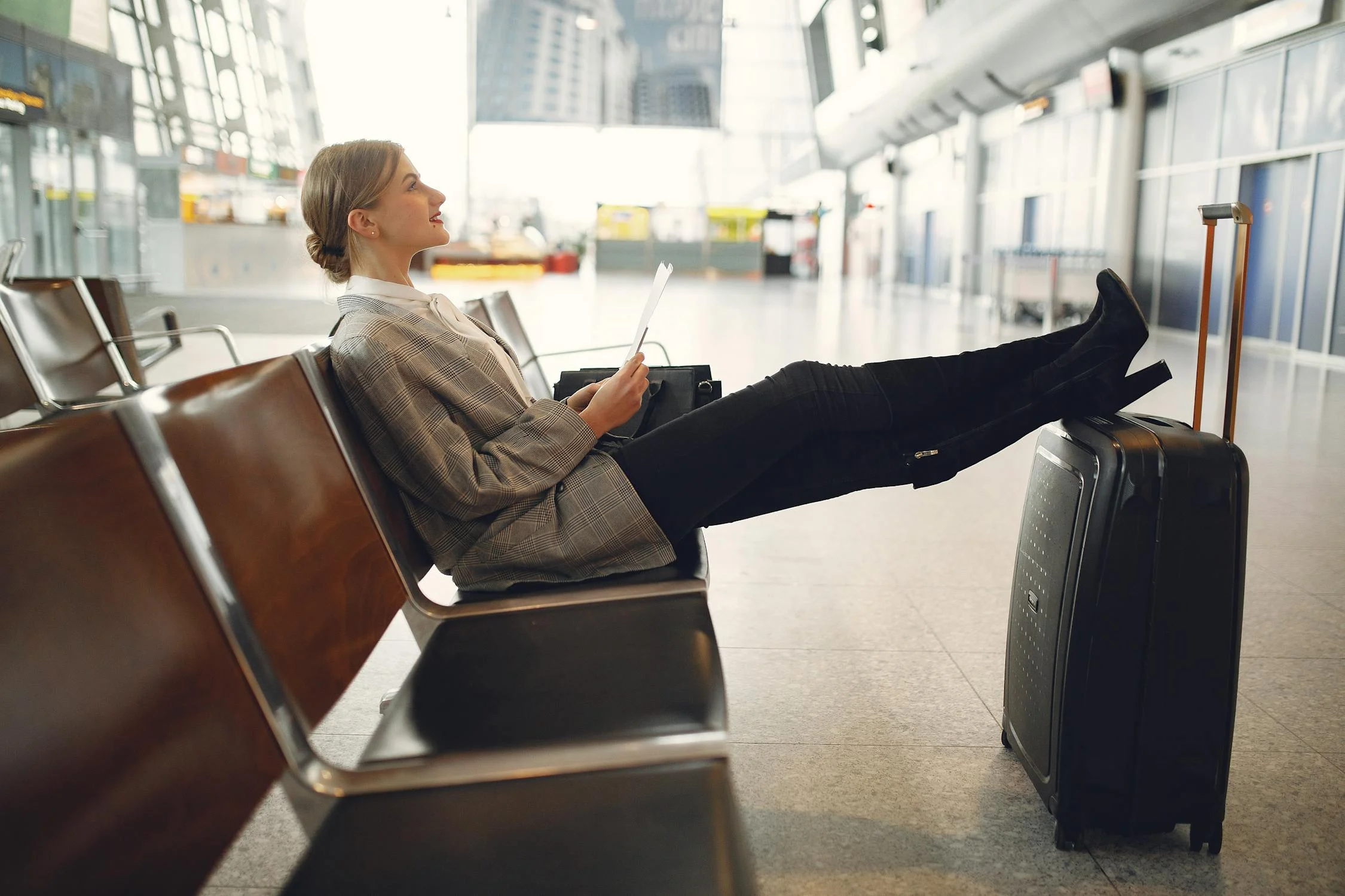 Eine Frau, die in einem Flughafen sitzt | Quelle: Pexels