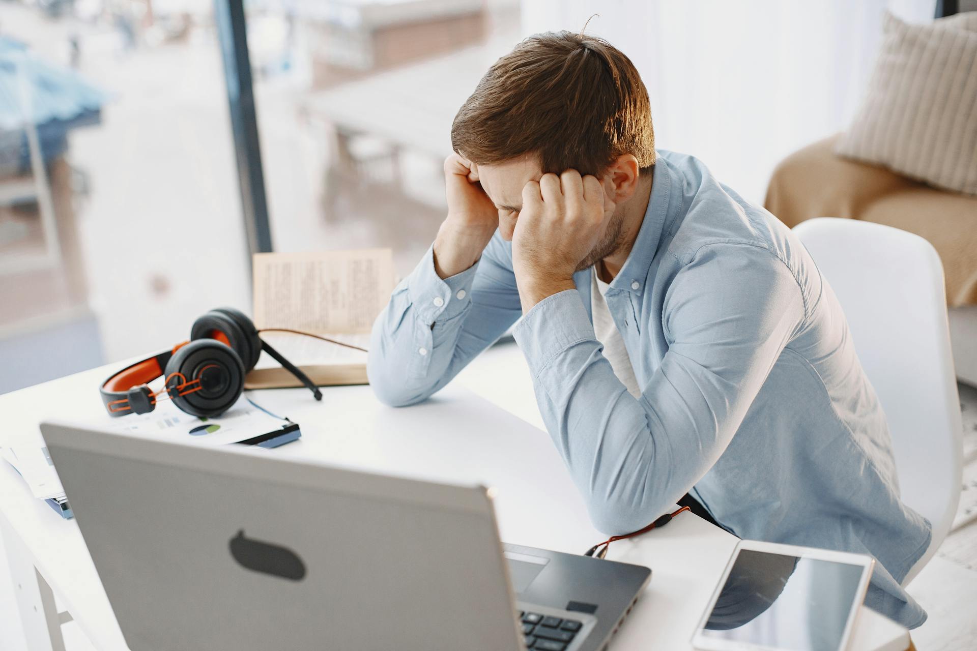 Ein besorgter Mann sitzt in seinem Büro | Quelle: Pexels