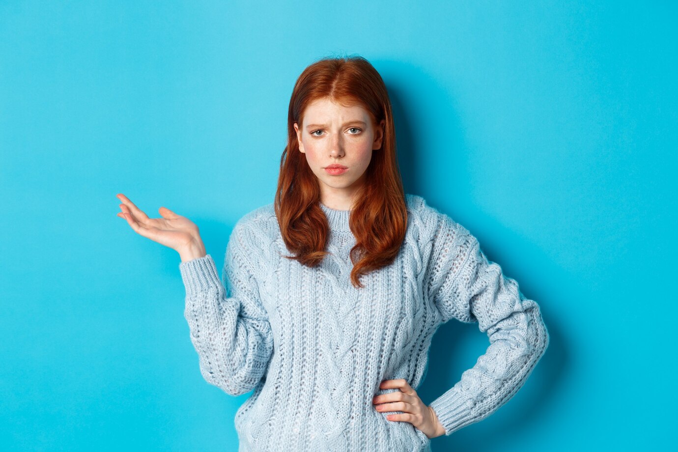 Eine unsichere junge Frau | Quelle: Freepik