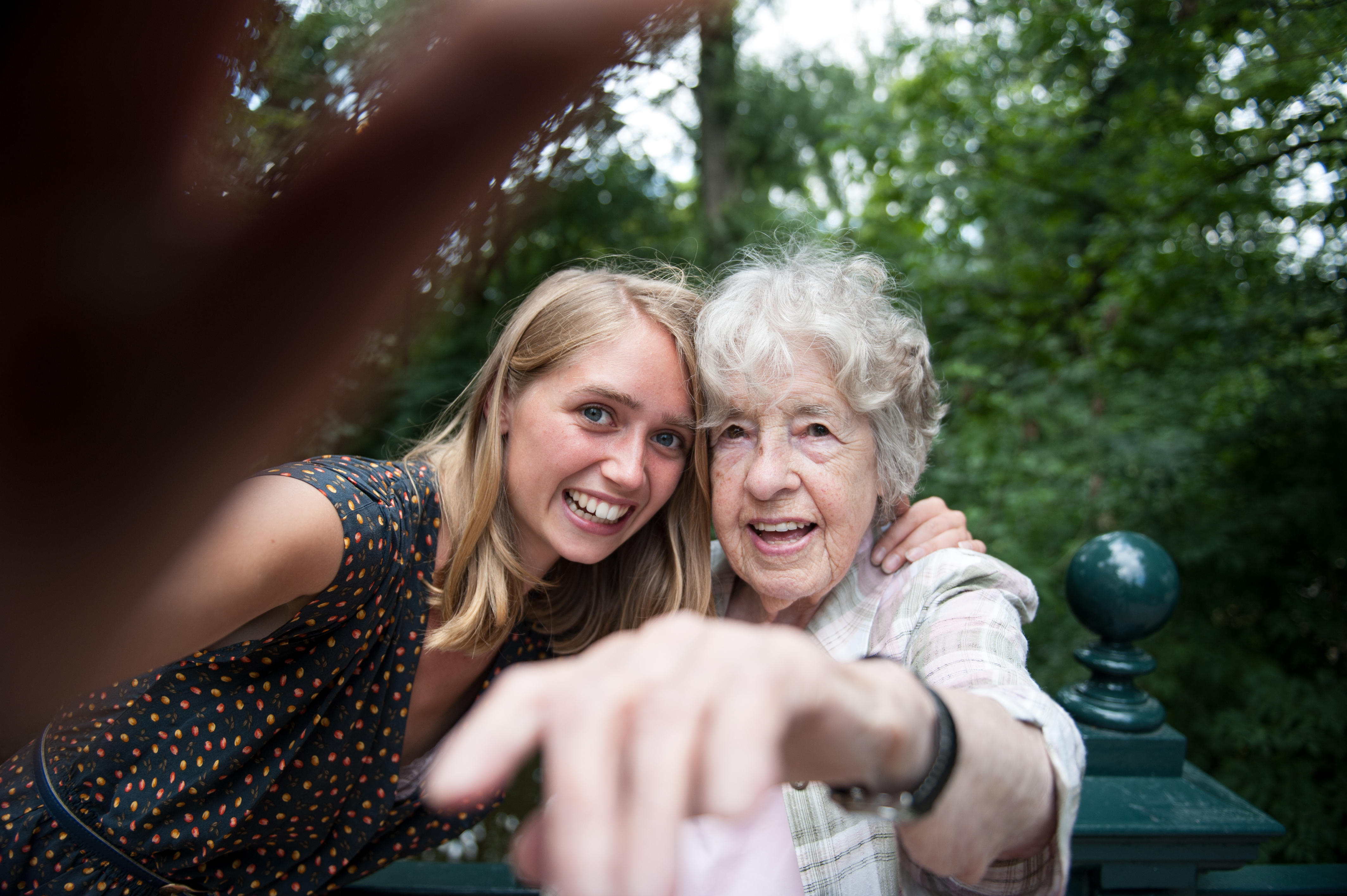 Ältere (98) Dame und junge Frau machen ein Selfie | Quelle: Getty Images