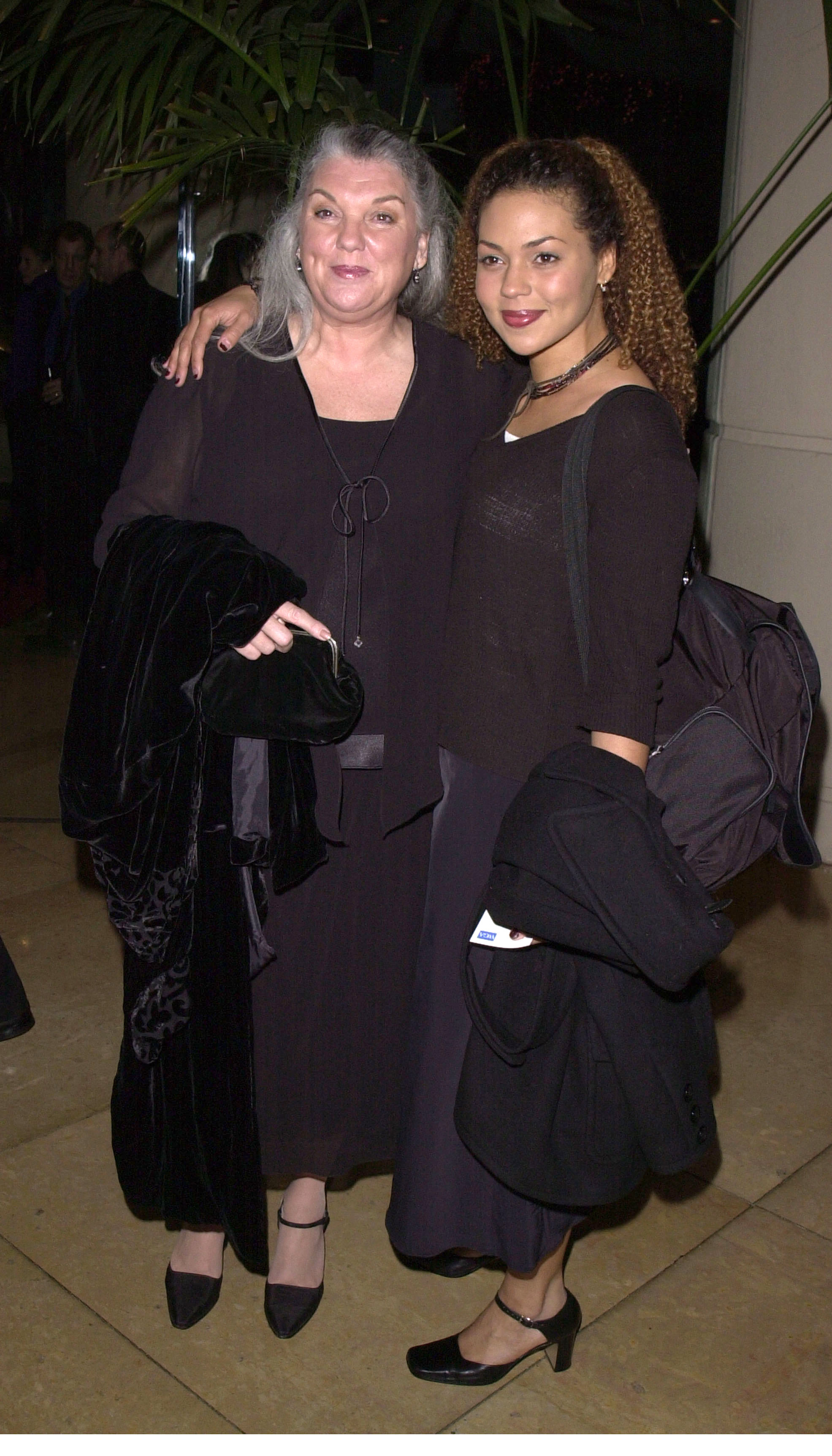 Tyne Daly und Kathryne Dora Brown bei den 53rd Annual Writers Guild of America Awards in Beverly Hills, Kalifornien, 2001. | Quelle: Getty Images