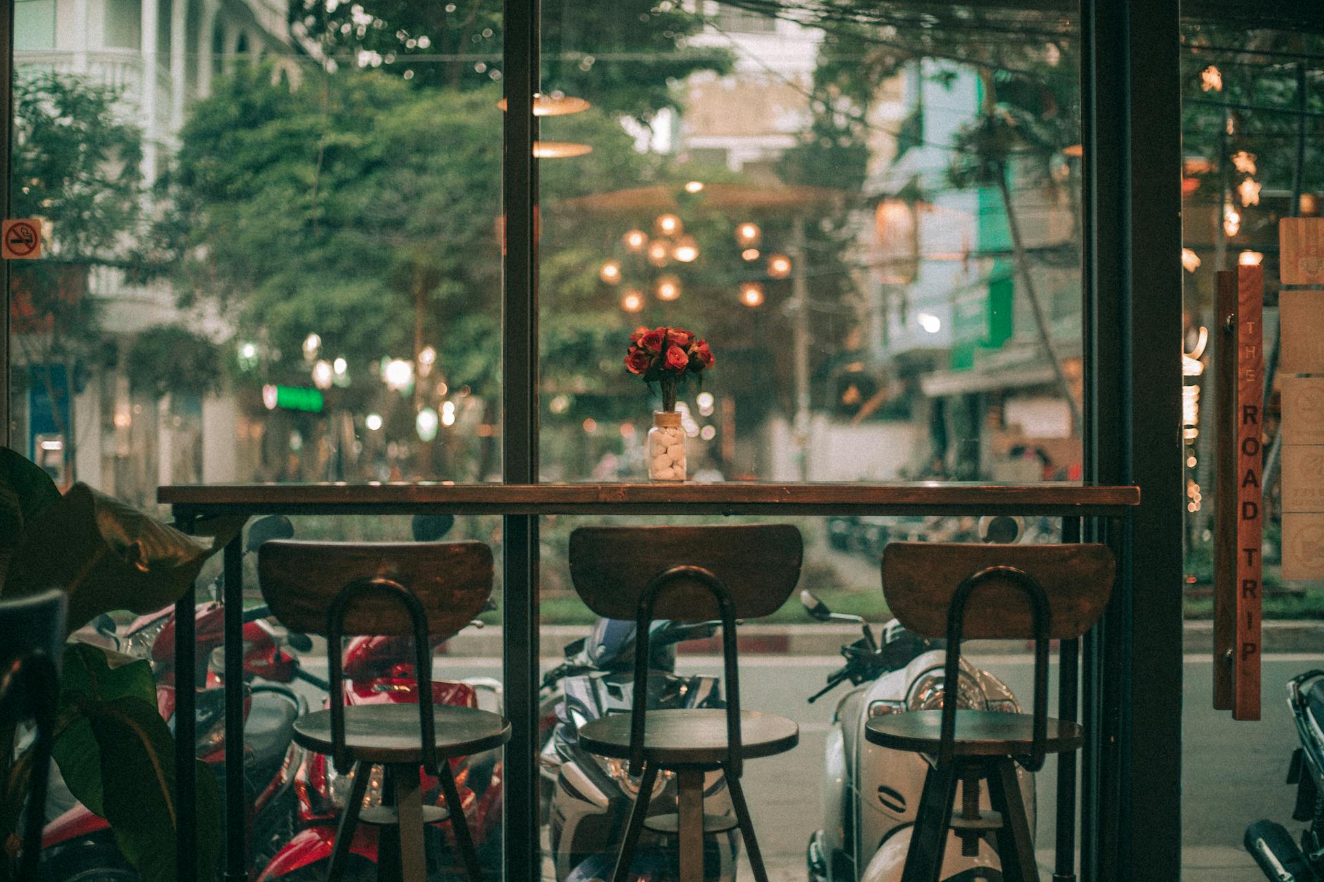 Der Blick aus dem Fenster eines Cafés | Quelle: Pexels