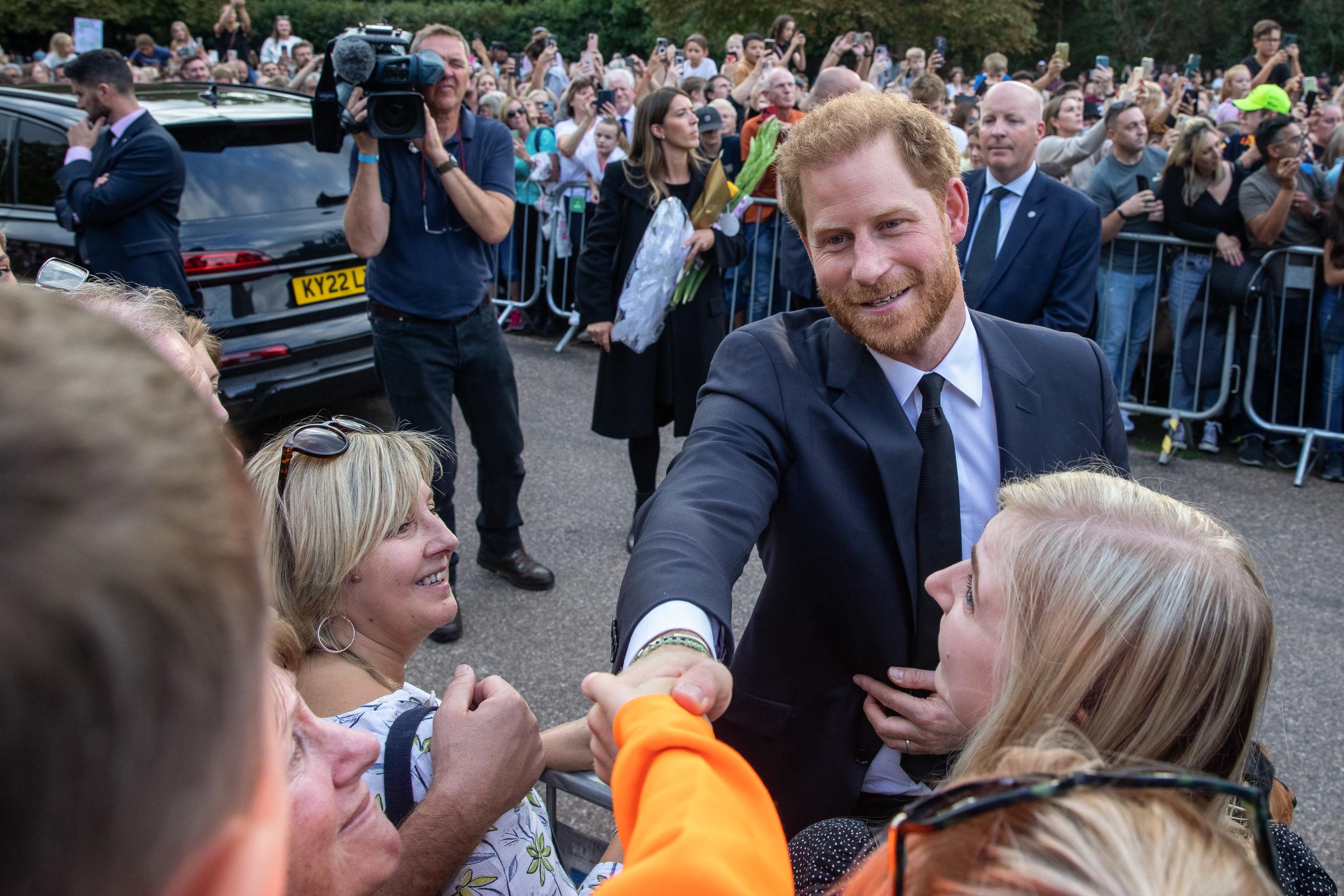 Prinz Harry begrüßt Gratulanten auf dem Long Walk vor Schloss Windsor in Windsor, England am 10. September 2022 | Quelle: Getty Images