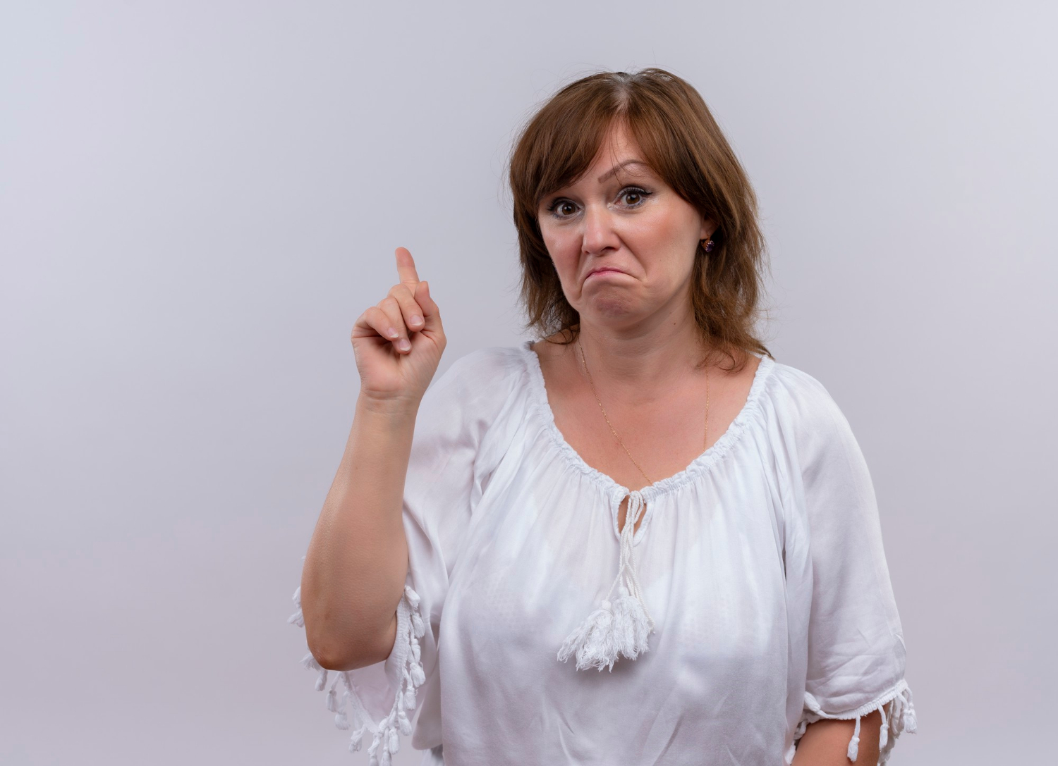 Eine Frau, die mit dem Finger auf etwas zeigt, das sie erinnert: Freepik