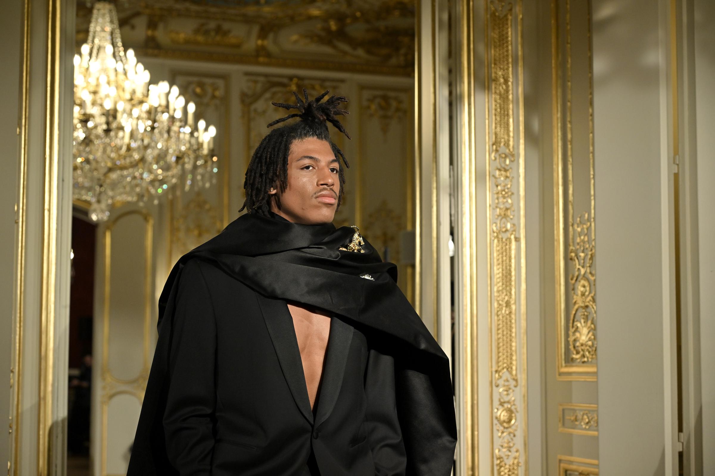 Henry Samuel läuft durch die Lena Erziak Haute Couture Frühjahr-Sommer 2025 Show in Paris, Frankreich, am 28. Januar 2025 | Quelle: Getty Images