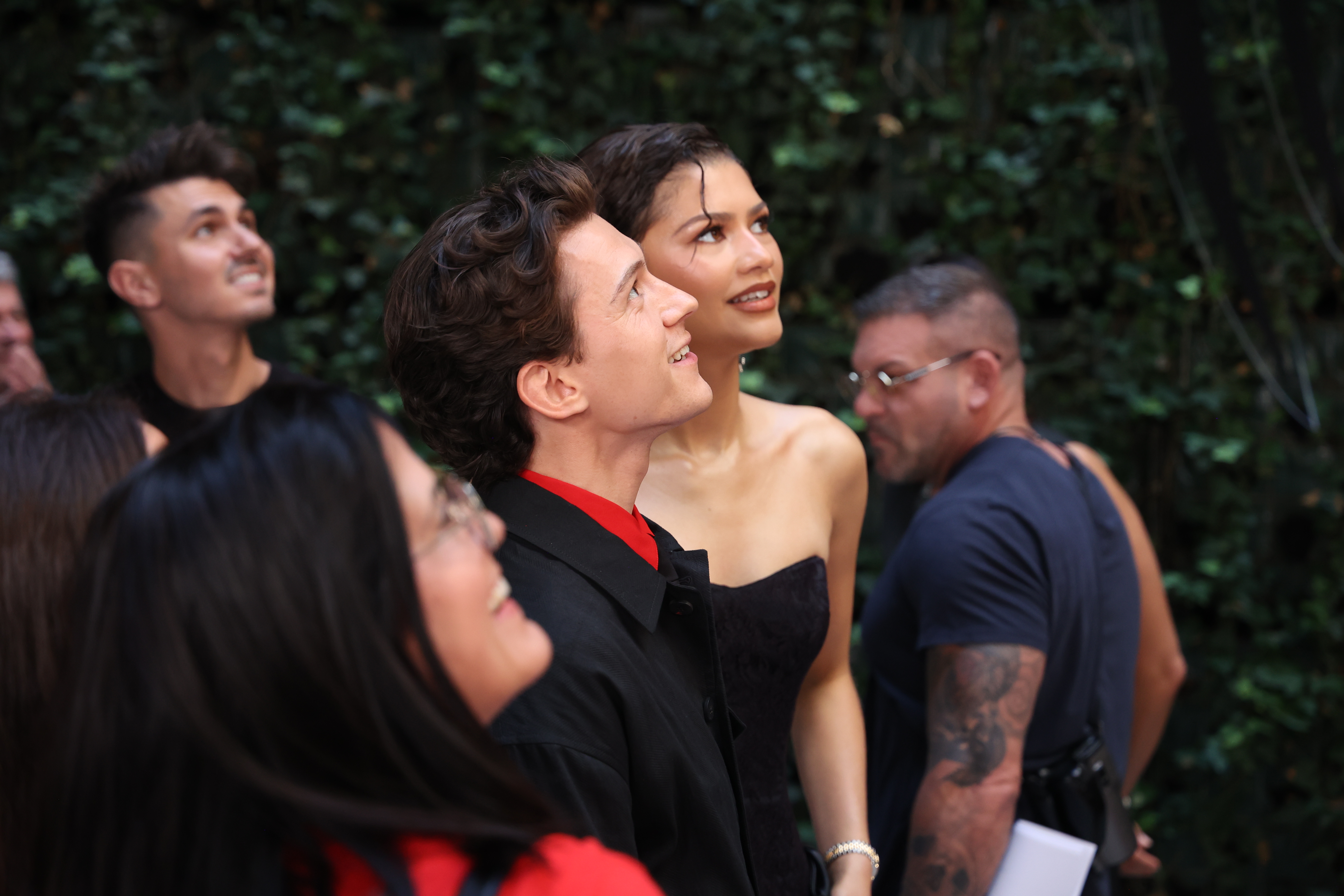 Das Paar war seit 2021 nicht mehr gemeinsam bei einem öffentlichen Auftritt gesehen worden. Bei dieser Veranstaltung posierten Tom Holland und Zendaya beim Fototermin für "Spider-Man: Brand New Day" at the Courtyard of the Four Seasons Hotel on June 15, 2026, in Madrid, Spain. | Source: Getty Images