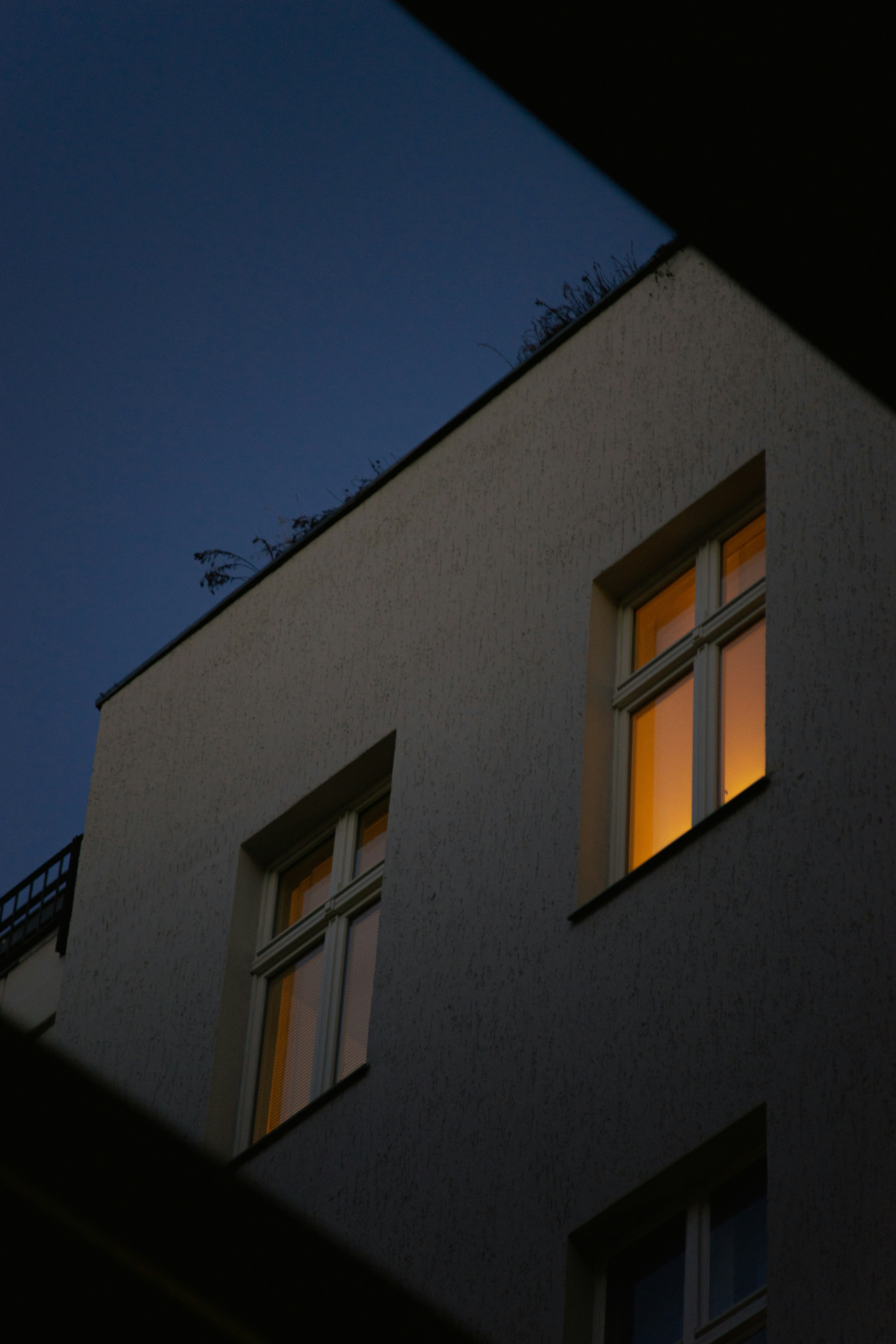 Betongebäude mit Glasfenstern | Quelle: Unsplash