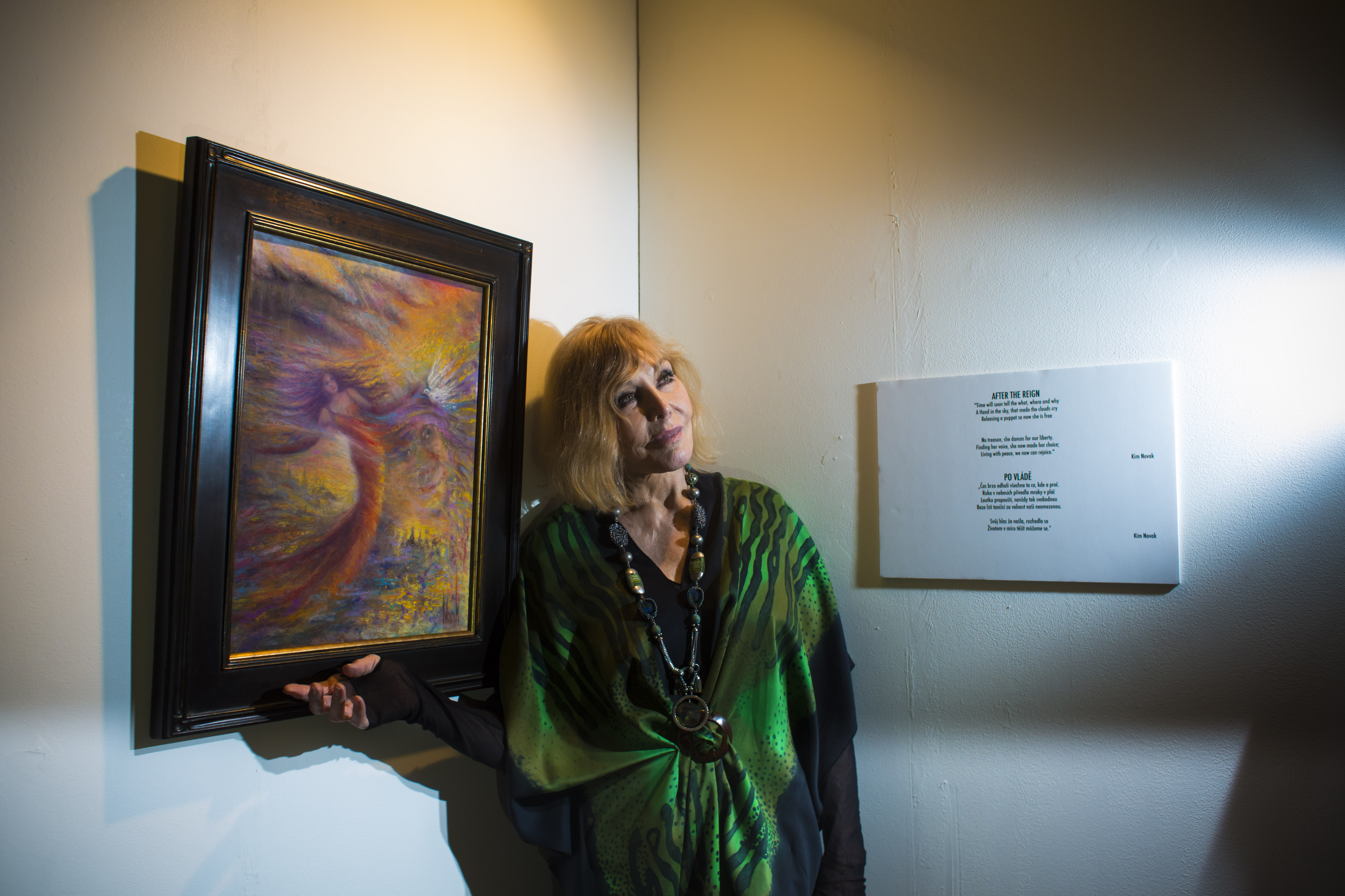 Kim Novak posiert mit ihrem Bild bei einem Fotocall während des Febiofest Prague International Film Festival in Prag, Tschechische Republik, am 20. März 2015. | Quelle: Getty Images