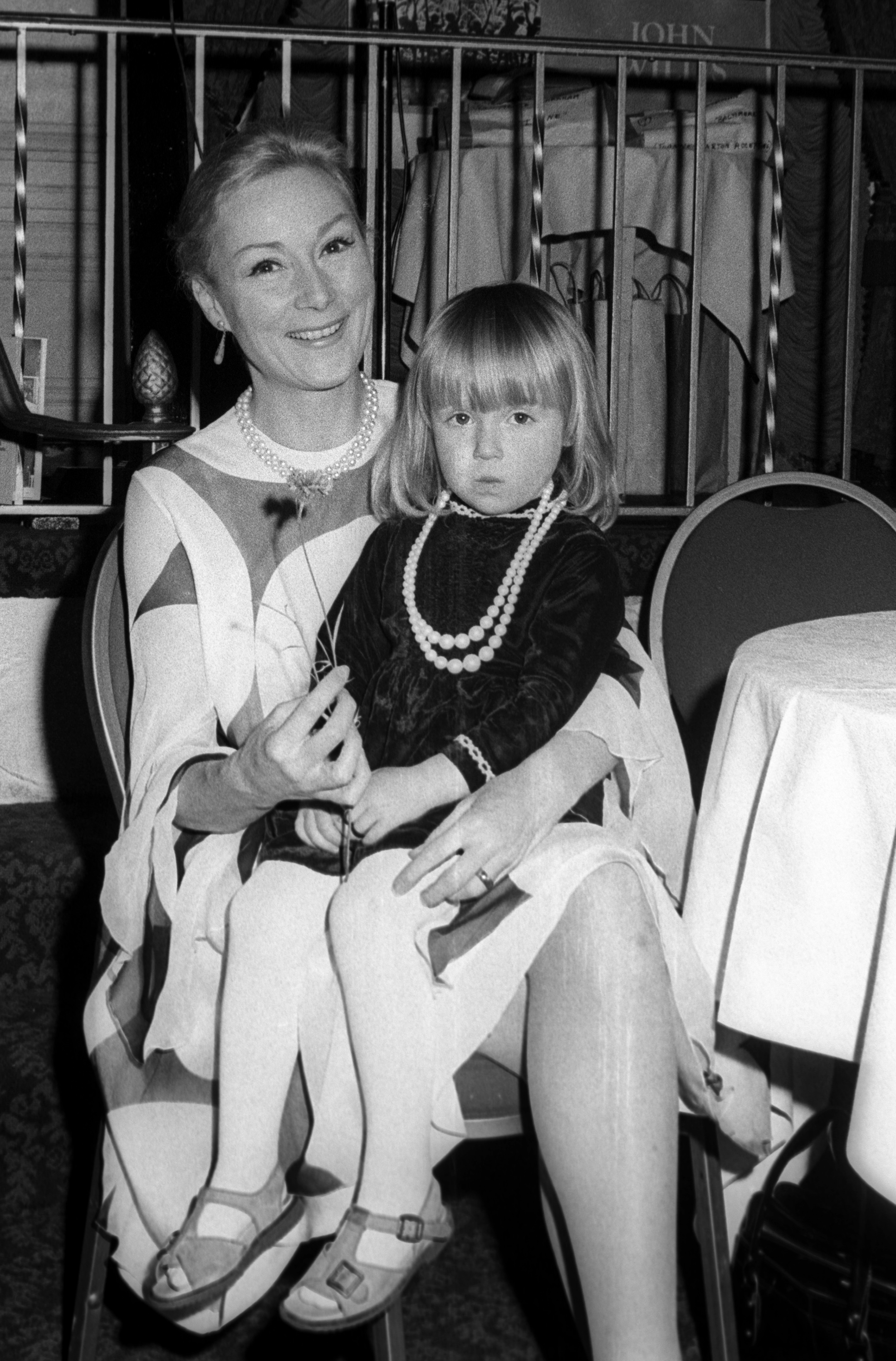 Rosemary Harris und Jennifer Ehle besuchen die Sol Hurok Party am 21. Mai 1973 | Quelle: Getty Images