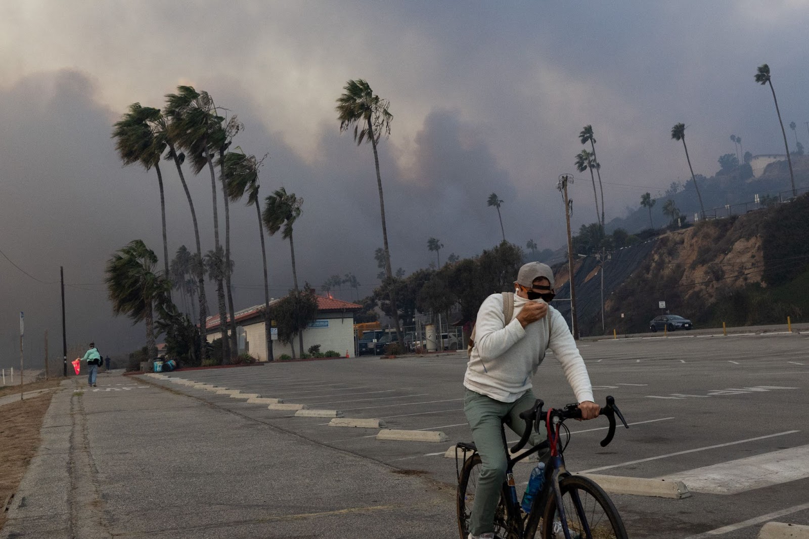 Ein Anwohner, der am 7. Januar 2025 in Pacific Palisades, Los Angeles, Kalifornien, durch den Rauch des Palisades-Feuers fährt. | Quelle: Getty Images