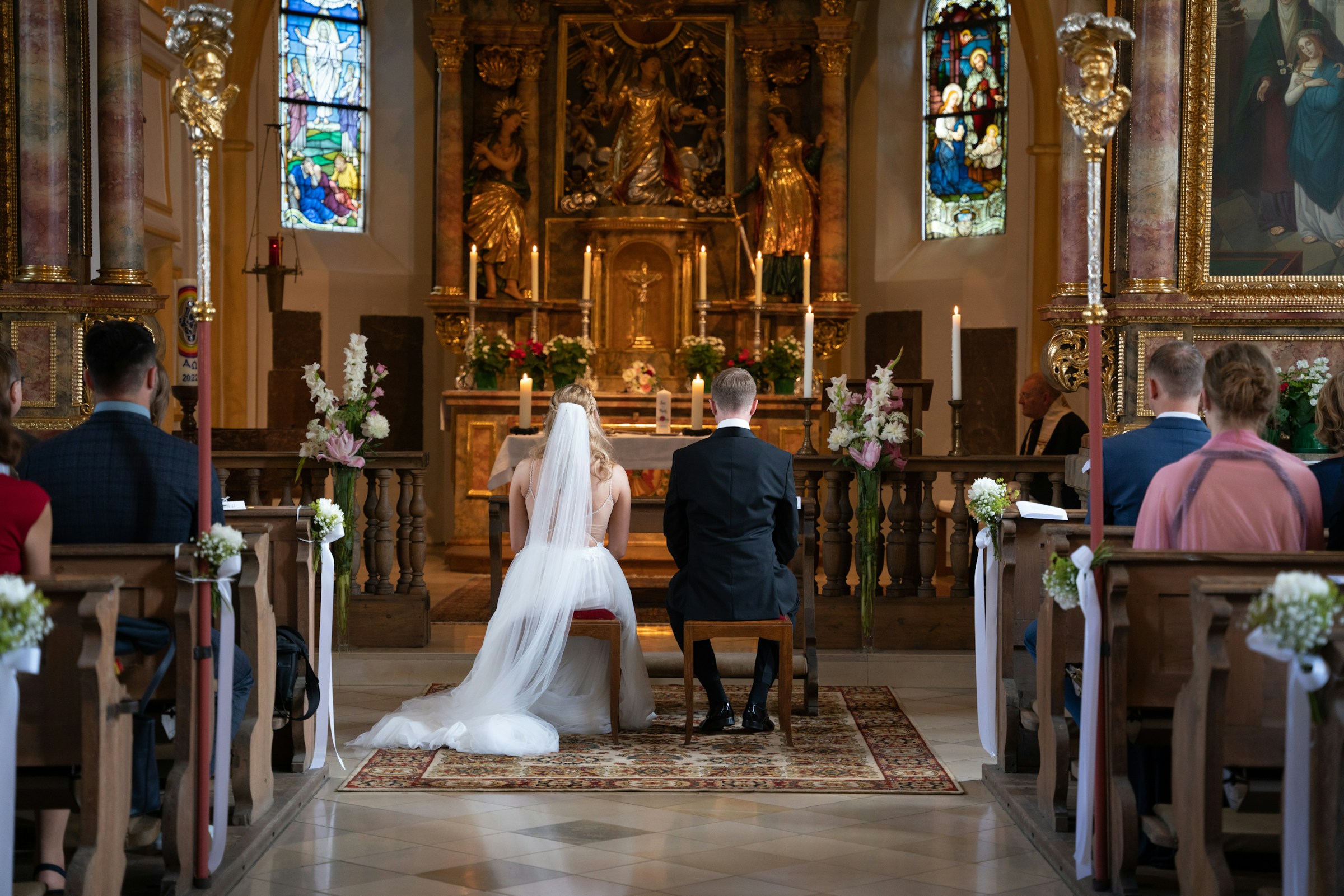 Braut und Bräutigam in der Kirche | Quelle: Unsplash