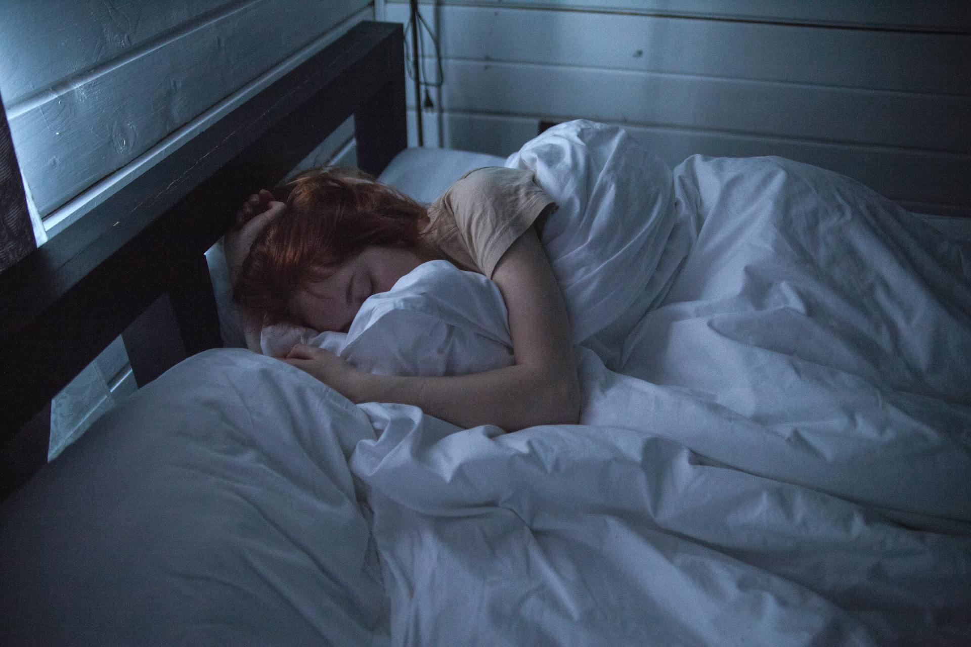 Eine in Laken eingewickelte Frau im Bett | Quelle: Pexels