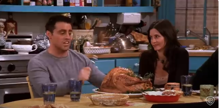 Matt LeBlanc als Joey am Set von "Friends" beim Essen von Truthahn | Quelle: YouTube/@warnerbrostv