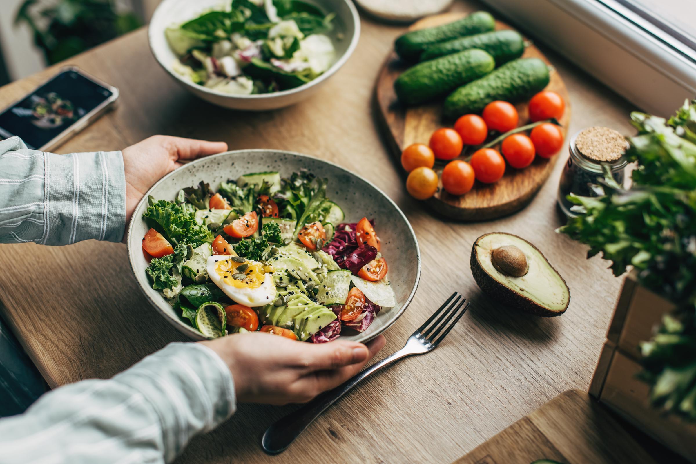 Eine Frau bereitet einen Salat zu | Quelle: Getty Images