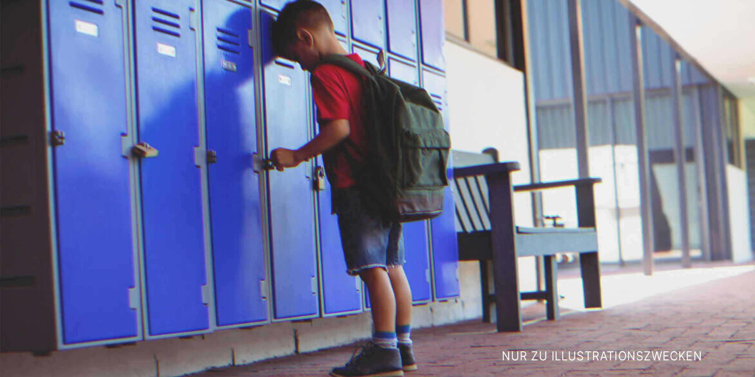 Junge in der Nähe des Schulspinds. | Quelle: Shutterstock