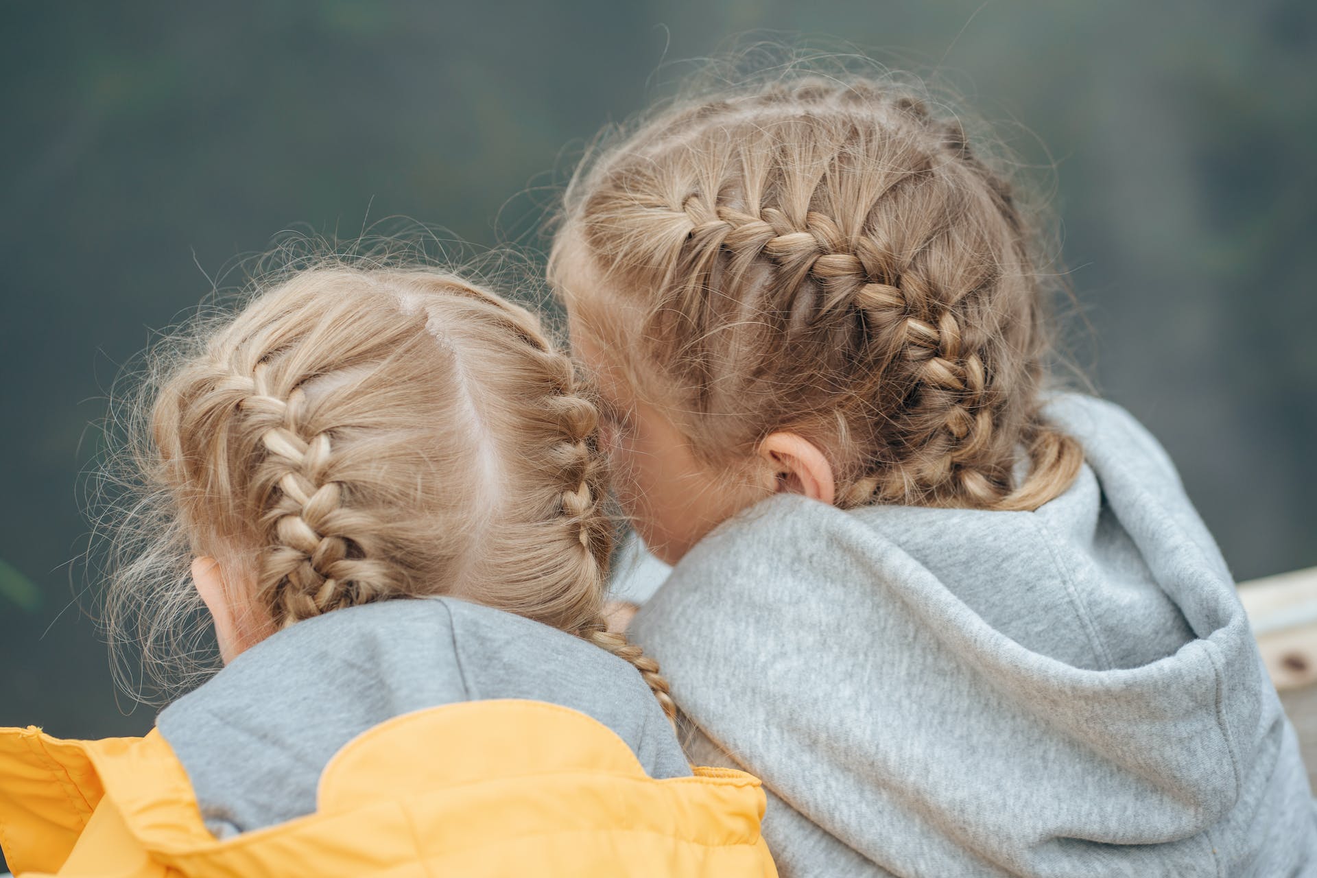 Zwei kleine Mädchen | Quelle: Pexels