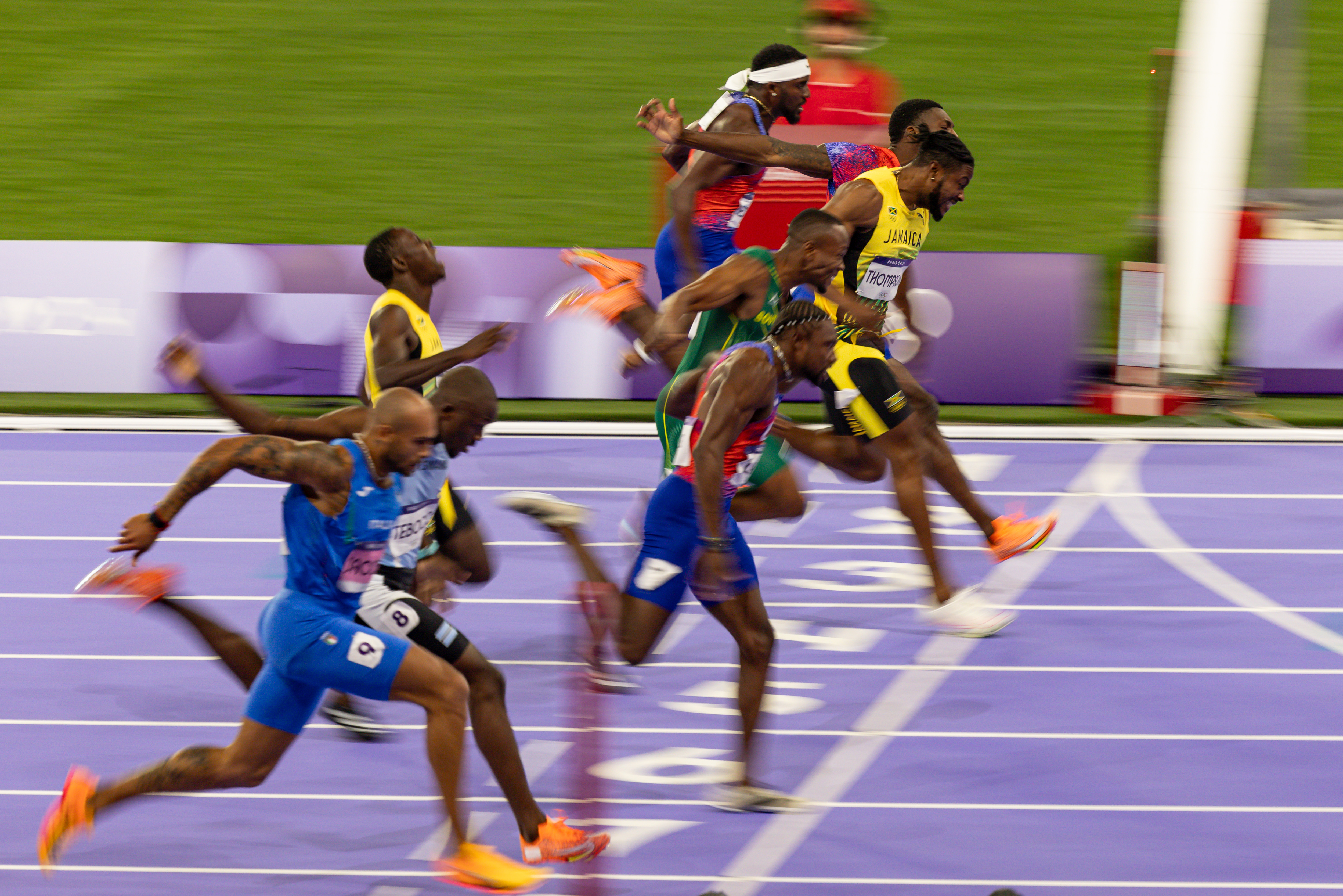 Noah Lyles überquert die Ziellinie und gewinnt die Goldmedaille im 100-m-Finale der Männer bei den Olympischen Spielen Paris 2024 in Paris, Frankreich, am 4. August 2024. | Quelle: Getty Images