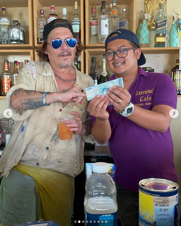 Johnny Depp und der Barkeeper in Lorraine's Cafe &amp; High Tide in Exuma, Bahamas, aufgenommen am 30. August 2024 | Quelle: Instagram/killerbartender