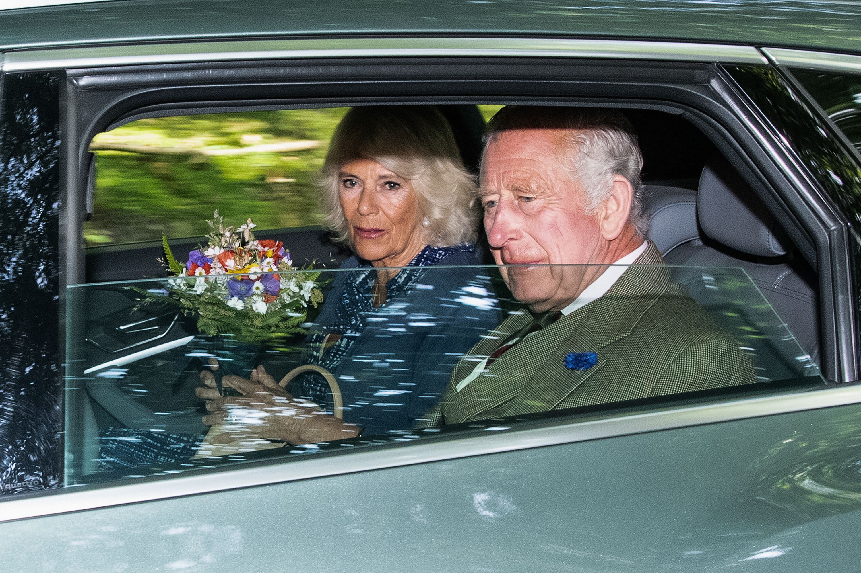 König Charles III. und Königin Camilla verlassen die Kirche im Dorf Crathie in der Nähe von Balmoral am 8. September 2023. | Quelle: Getty Images