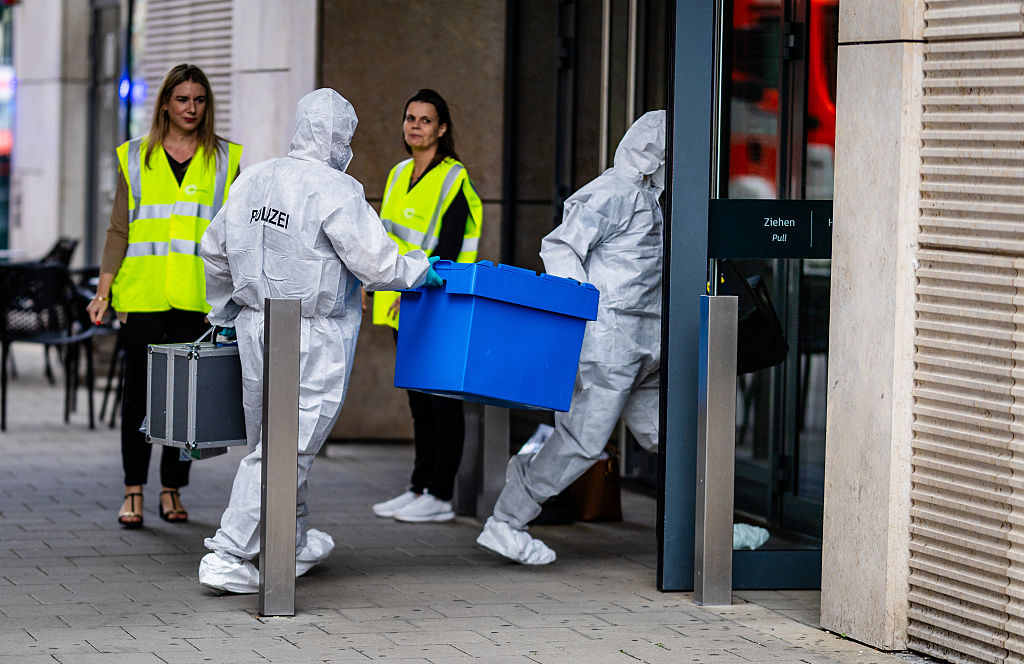 23. Juli 2026, Baden-Württemberg, Stuttgart: Kriminaltechniker betreten im Rahmen einer groß angelegten Polizeiaktion ein Einkaufszentrum in der Innenstadt. | Quelle: Getty Images