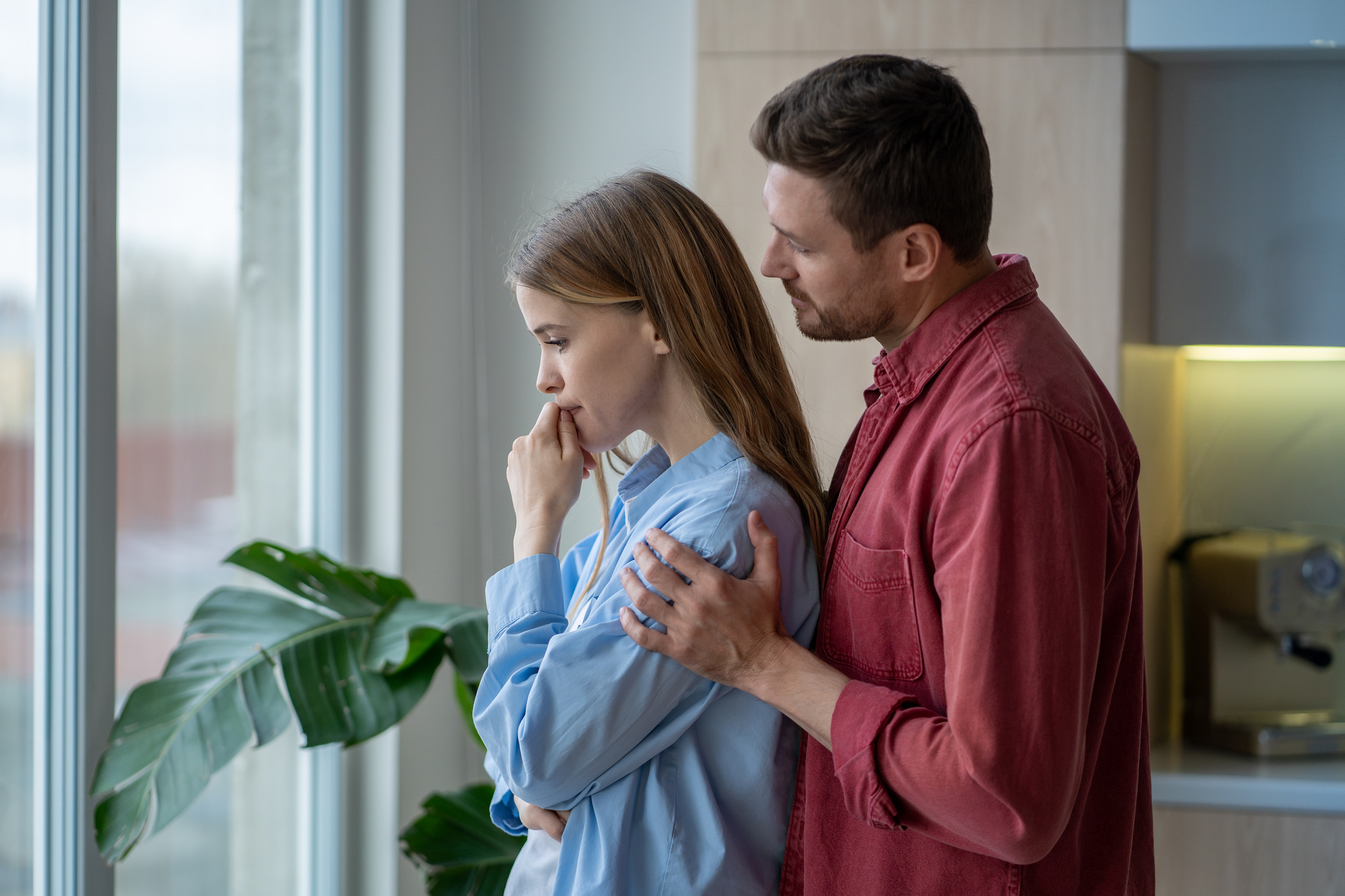 Unterstützender Ehemann umarmt seine verstörte, depressive Frau | Quelle: Getty Images
