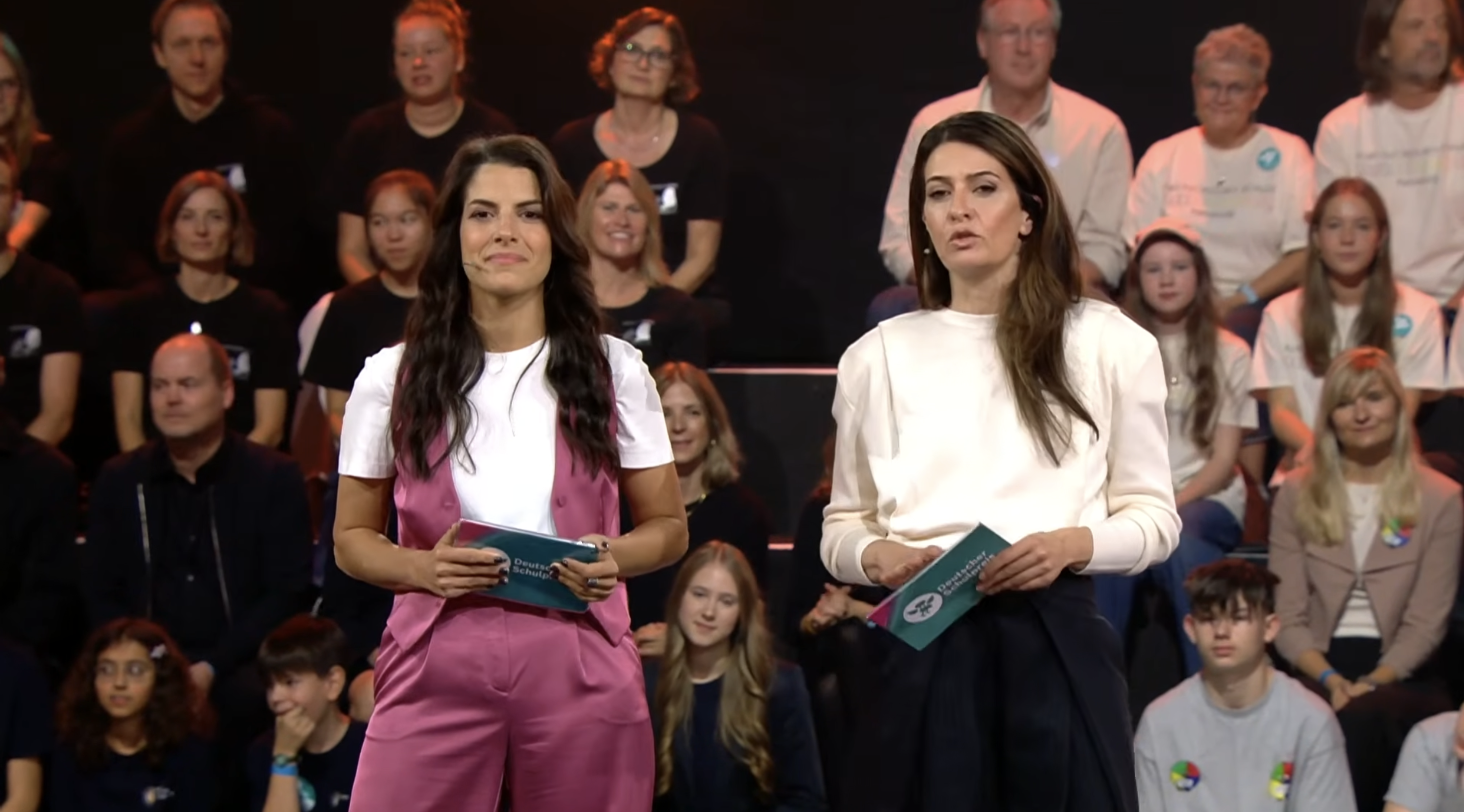 Durch die Veranstaltung führten Linda Zervakis und Clarissa Corrêa da Silva. | Quelle: YouTube