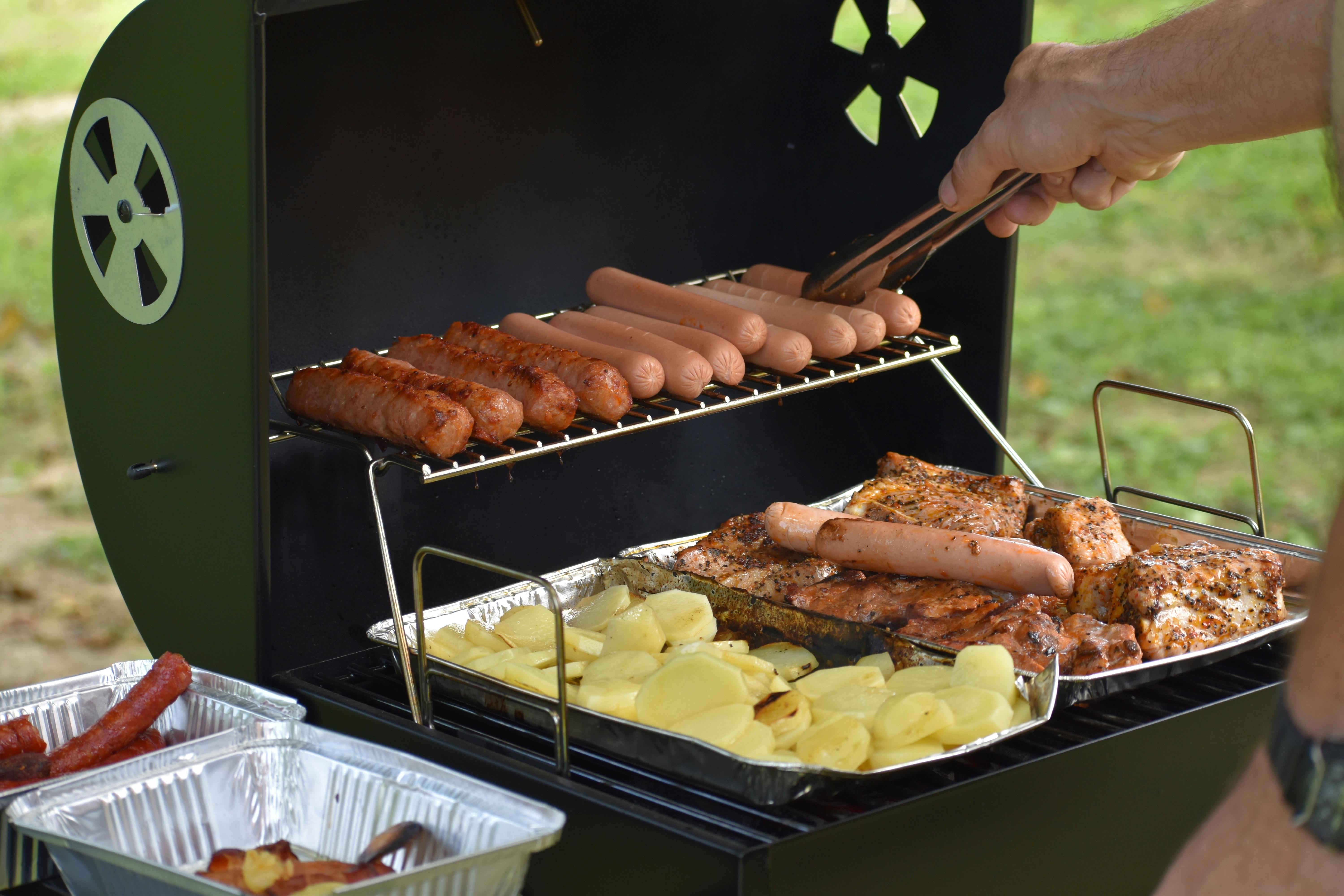 Hotdogs auf einem Grill | Quelle: Pexels