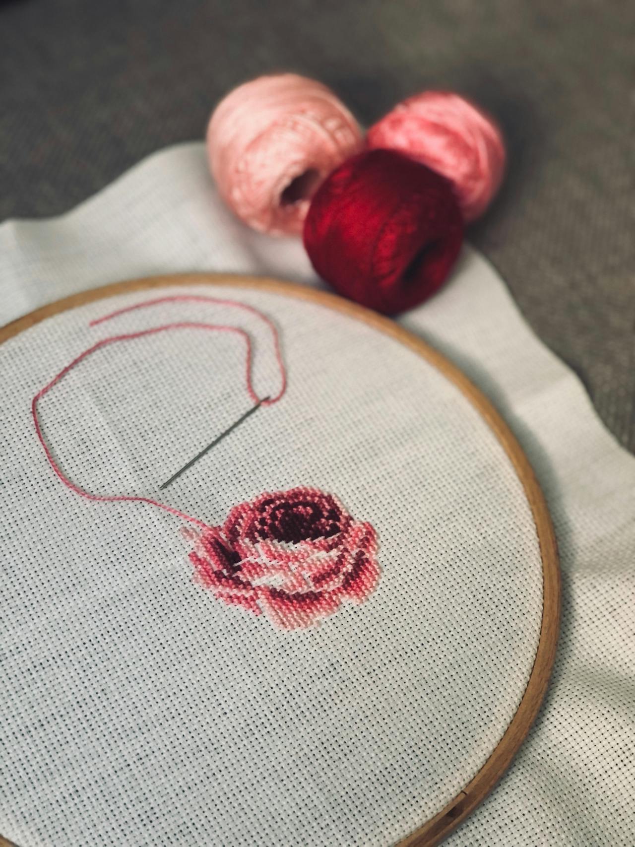 Nahaufnahme einer gestickten Rose | Quelle: Pexels