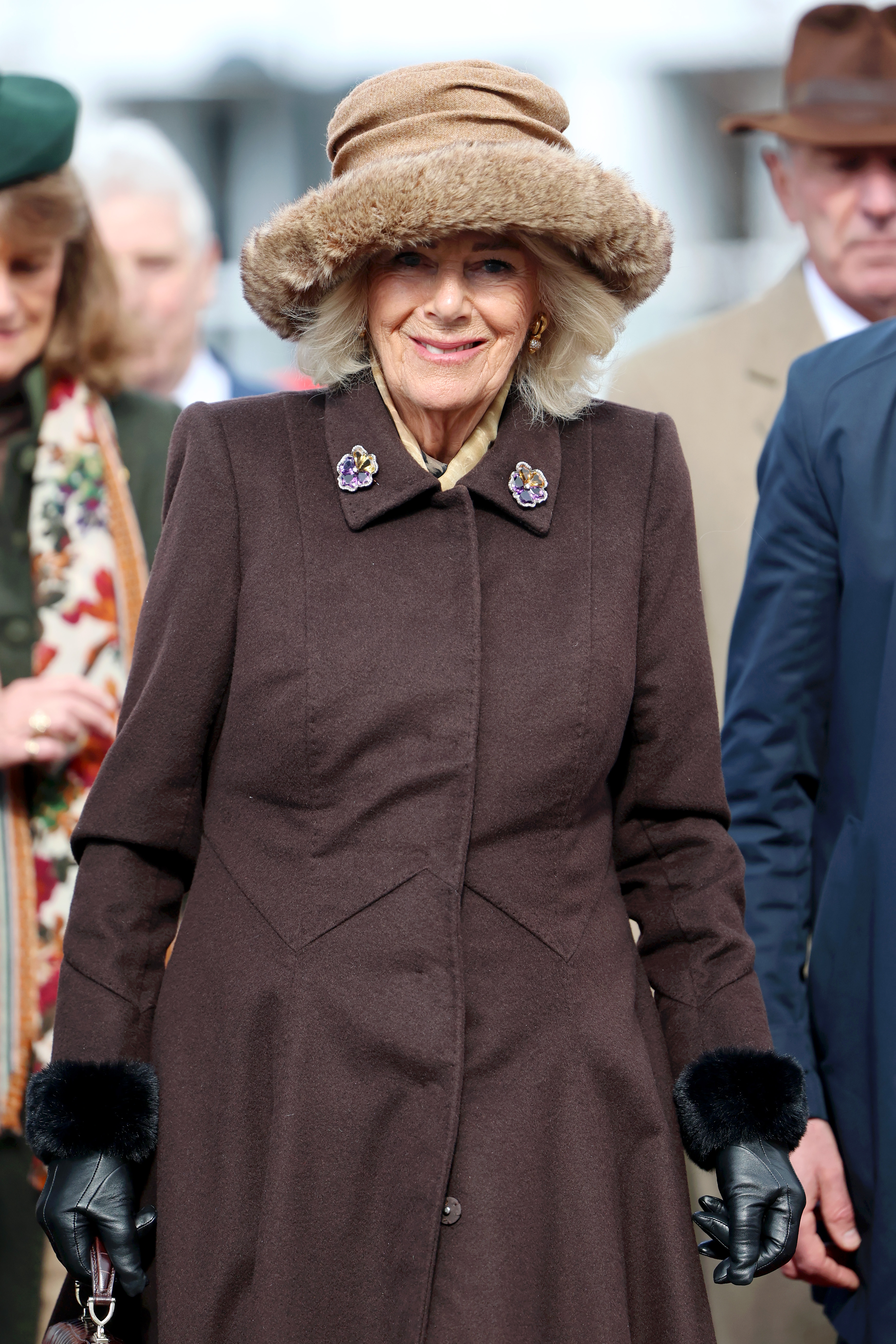 Königin Camilla wird am zweiten Tag des Cheltenham Festivals, am 12. März 2025, in Cheltenham, England, fotografiert | Quelle: Getty Images