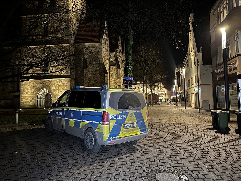 11. Dezember 2025, Herford: Ein Polizeiauto steht in der Nähe des Weihnachtsmarktes. Ein 16-jähriger Junge wurde bei einem Messerangriff in Herford, Ostwestfalen, schwer verletzt. Der Vorfall ereignete sich in einer Seitenstraße am Rande des Weihnachtsmarktes, wie ein Polizeisprecher mitteilte. | Quelle: Getty Images