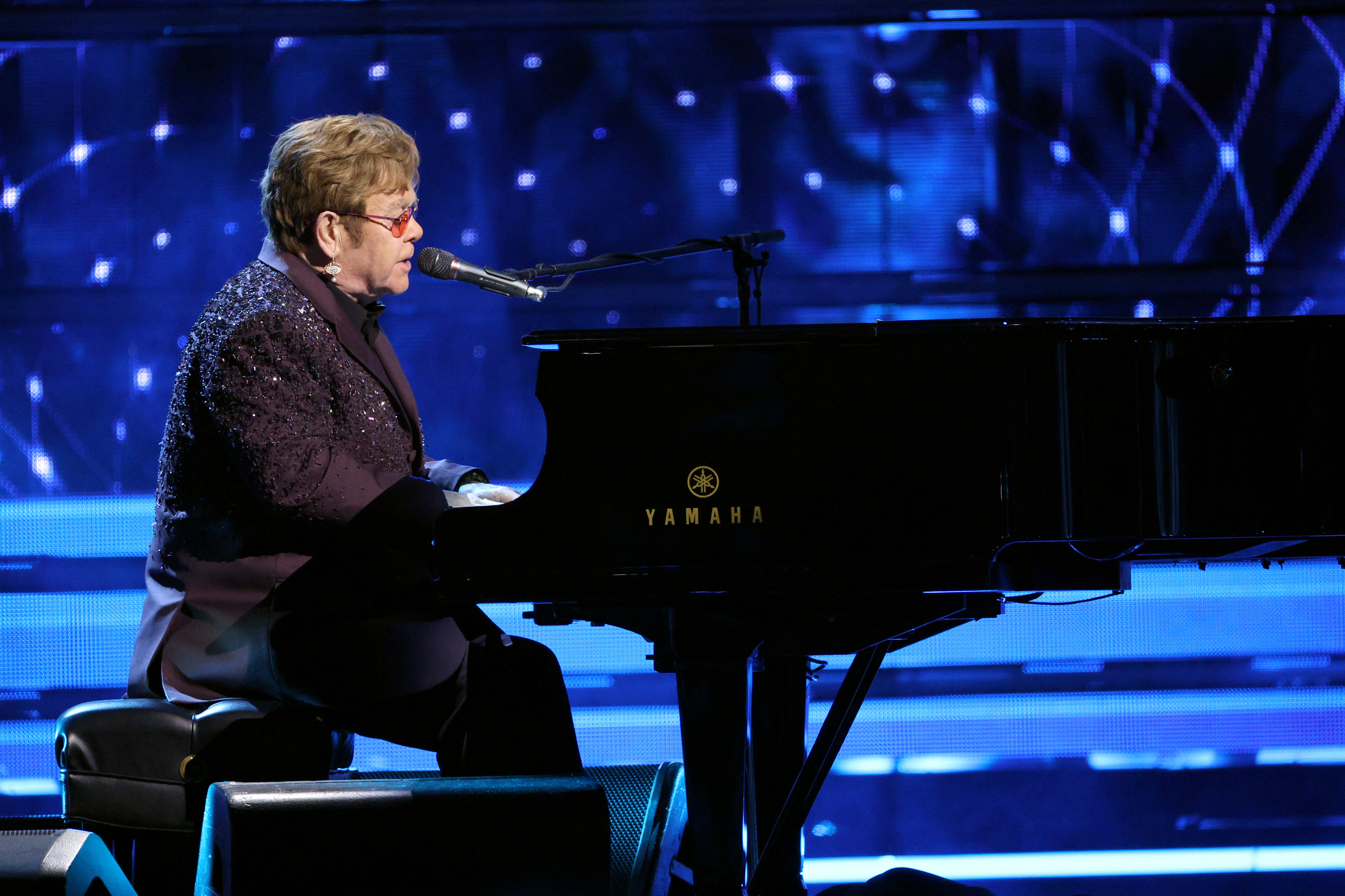 Elton John tritt auf der Bühne während der 38th Annual Rock &amp; Roll Hall Of Fame Induction Ceremony in New York City auf, am 3. November 2023 | Quelle: Getty Images