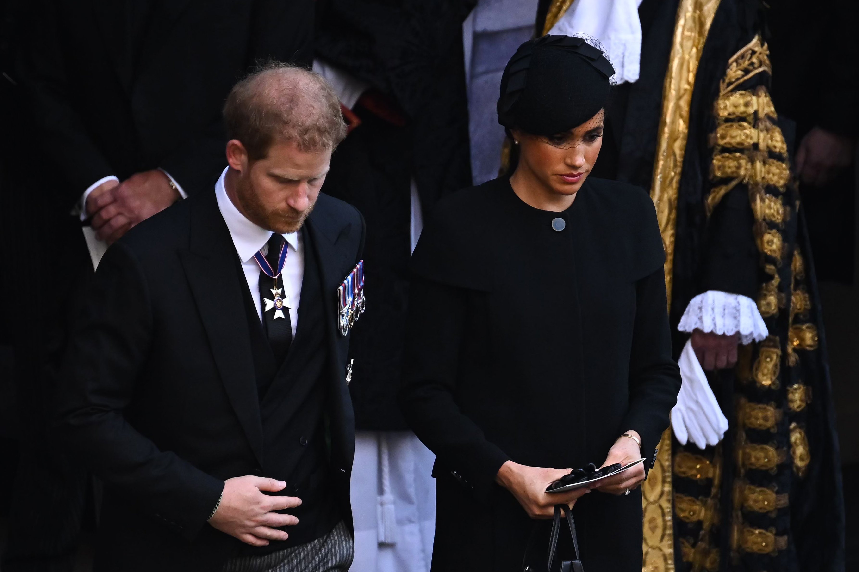 Prinz Harry, Herzog von Sussex, und Meghan, Herzogin von Sussex, verlassen die Westminster Hall nach einem Gottesdienst zum Empfang des Sarges von Königin Elizabeth II. am 14. September 2022 in London, Vereinigtes Königreich | Quelle: Getty Images